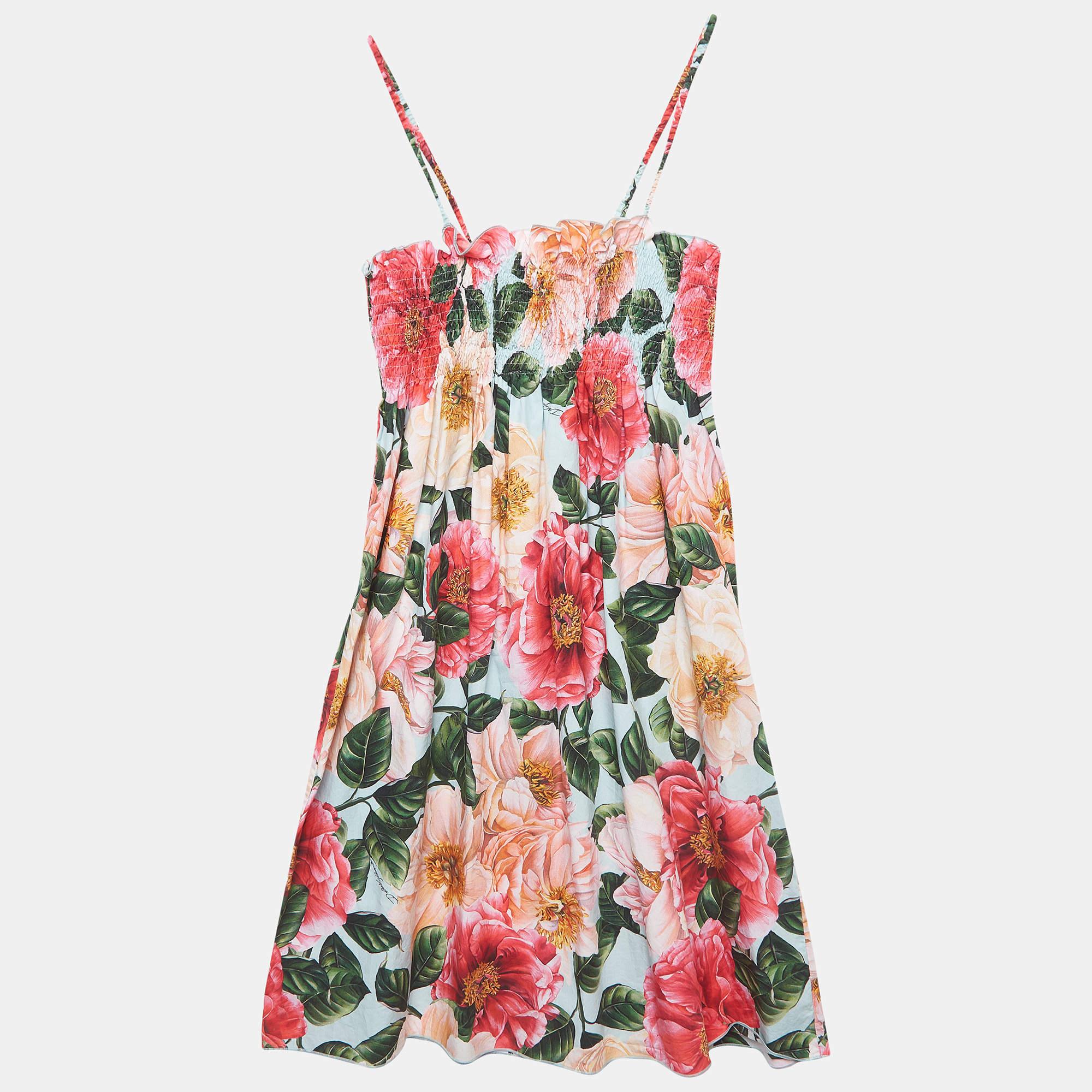 La robe sans manches multicolore Dolce and Gabbana rehausse le style de votre enfant. Méticuleusement confectionné en coton pour plus de durabilité et de confort, il présente un joli motif floral, parfait pour toutes les saisons. Il peut être