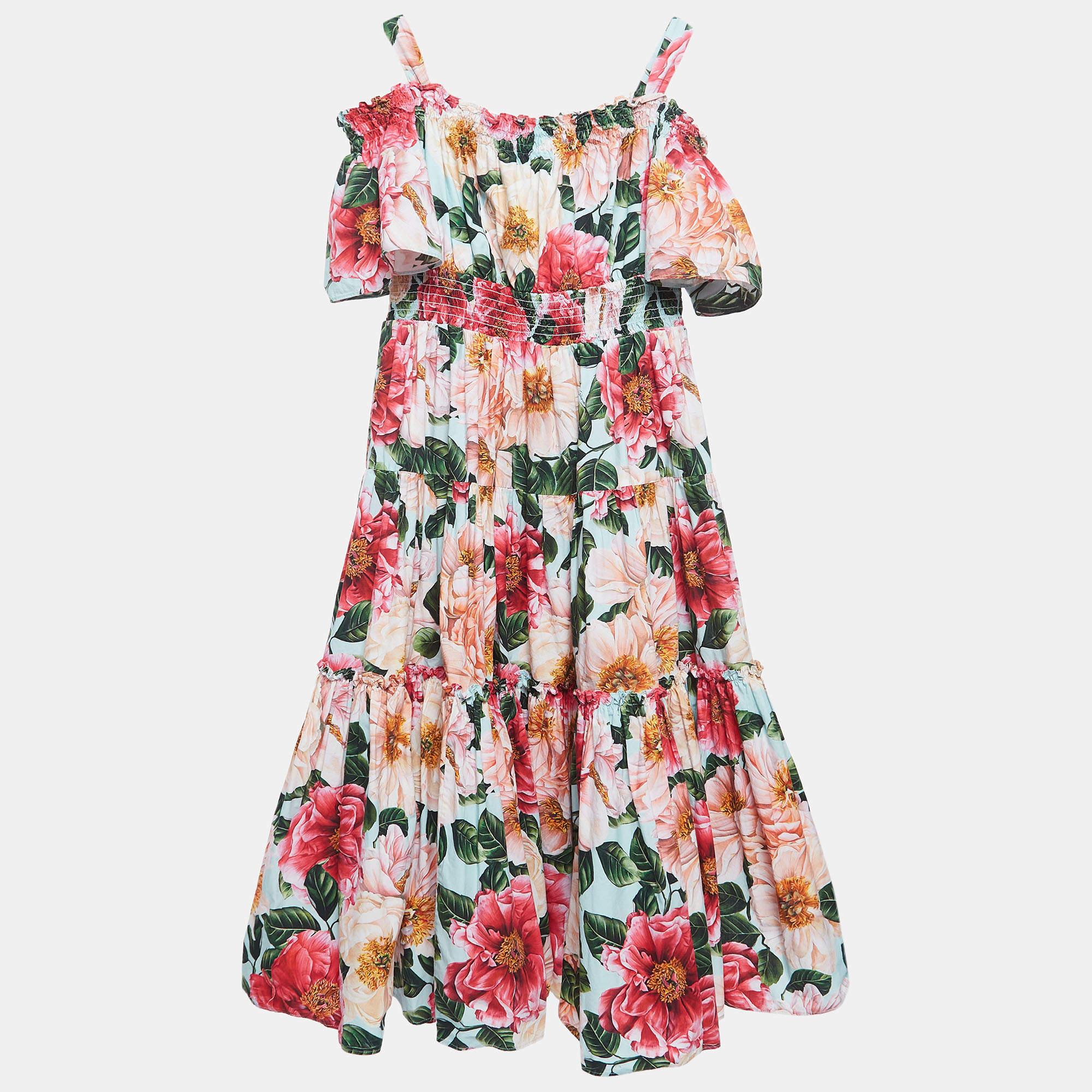 La robe Dolce and Gabbanas pour les 11-12 ans respire l'élégance juvénile. Le motif floral vibrant sur la popeline de coton croustillante crée un look charmant. La robe présente un savant mélange de tons bleus et multicolores, incarnant le mélange