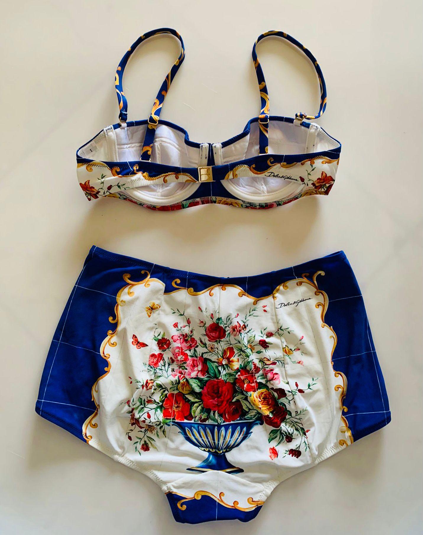 Das romantische Bikinioberteil mit integriertem Balkonett-BH von Dolce & Gabbana bietet dank des FLORAL VASE-Prints einen raffinierten Look und ist aus dem kostbaren 