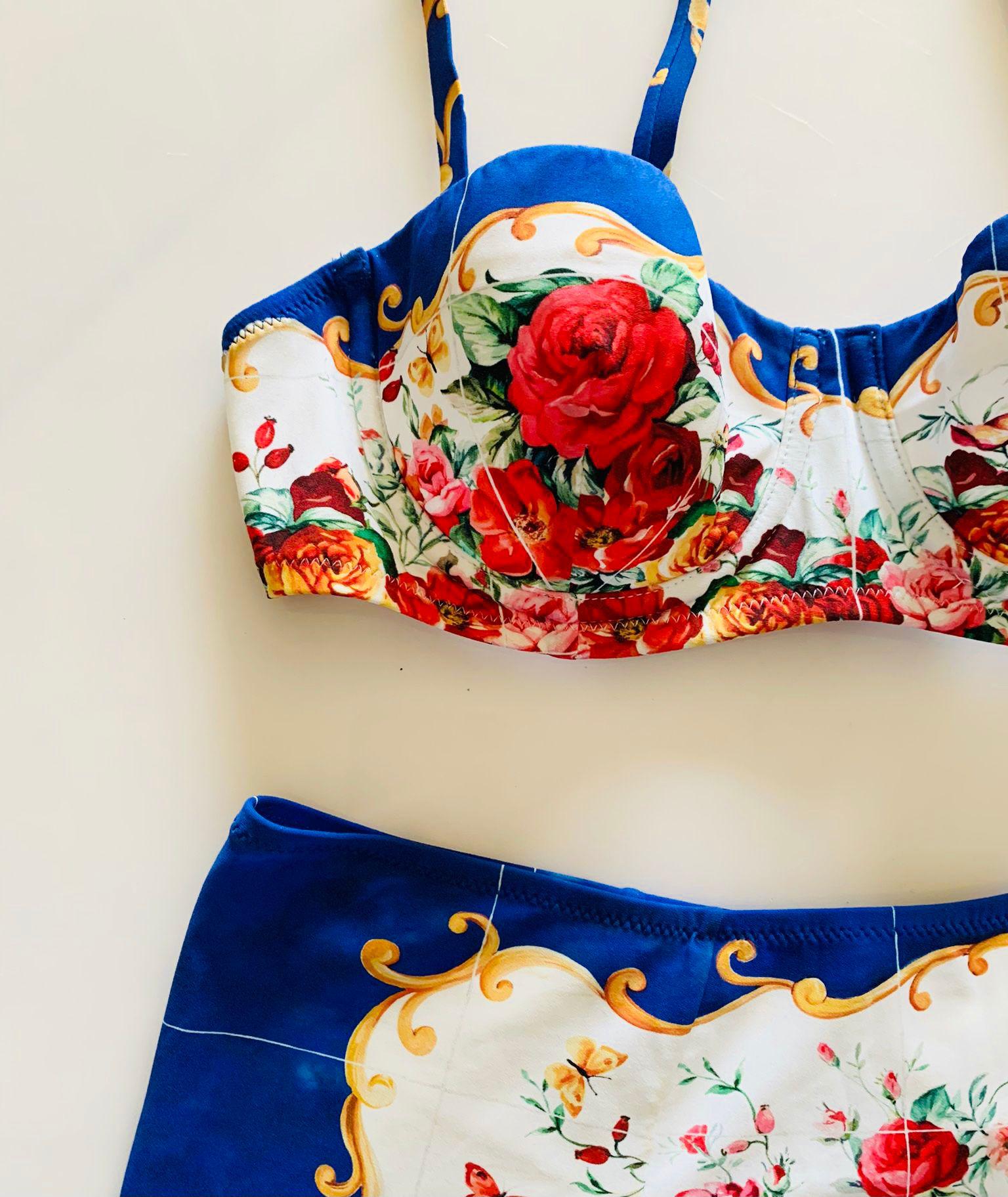 Dolce & Gabbana Blaue, rote Rosen, geblümte Vase, Bikini-Badeanzug, Bademode (Beige) im Angebot