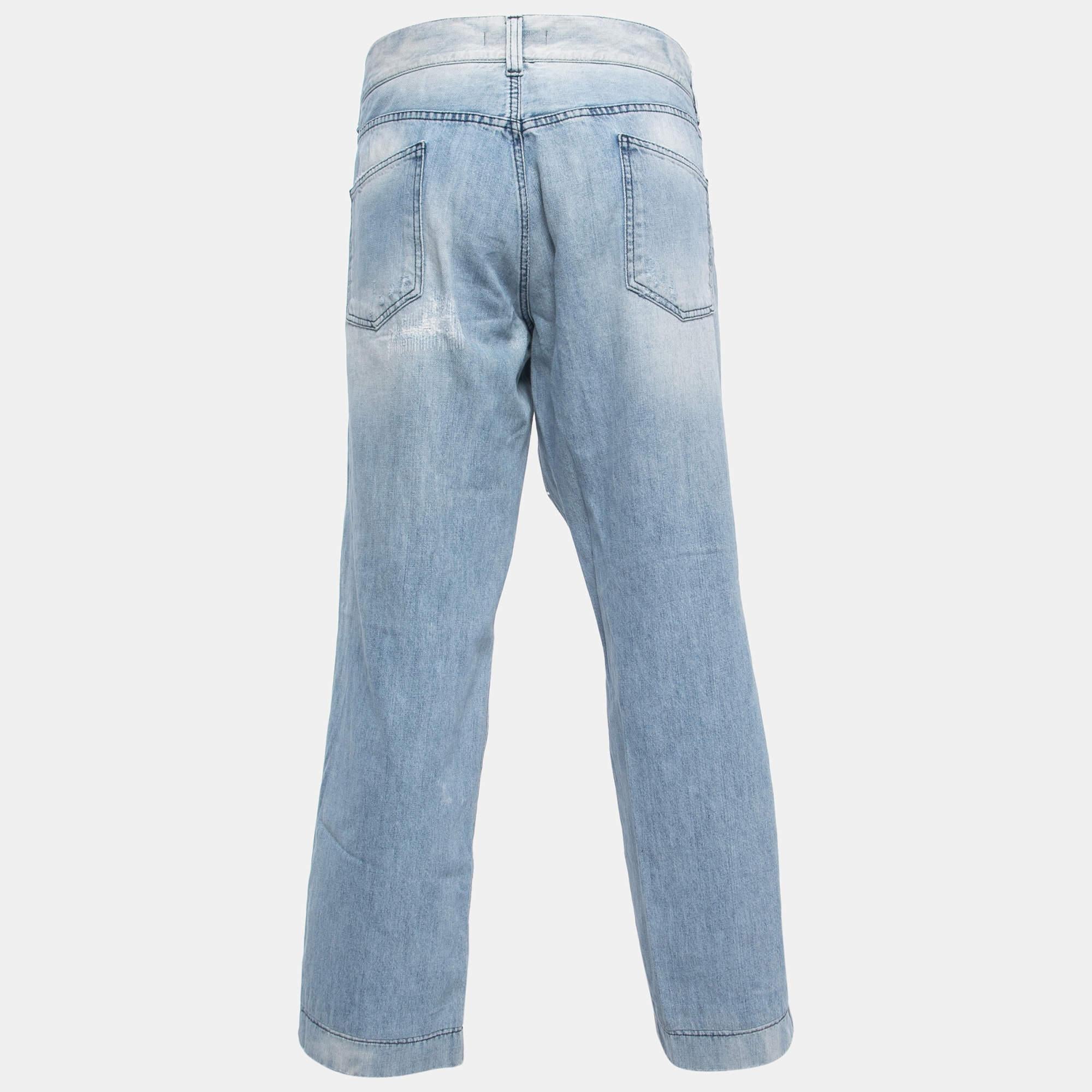 Your wardrobe can never be complete with a great pair of jeans like this. Tailored from best materials this pair showcases classic detailing an easy closure style and pockets. Pair it with your casual t shirts.