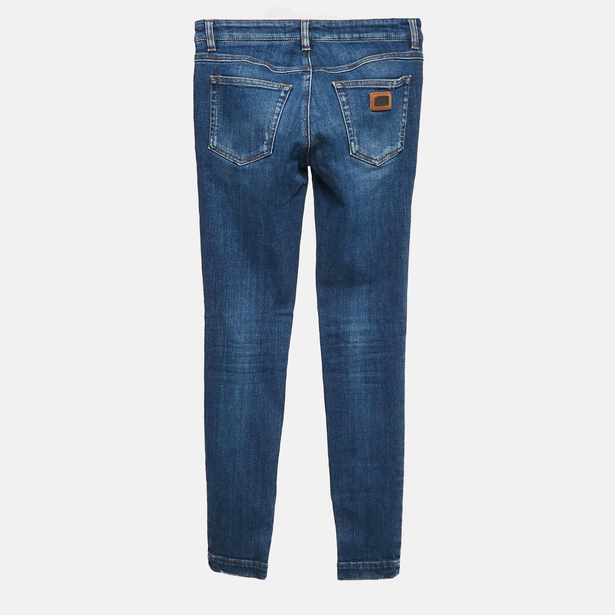 Estos vaqueros Dolce & Gabbana son imprescindibles en tu armario. Estos vaqueros rotos azules se pueden llevar tanto arriba como abajo, para looks informales y cómodos o elegantes y a la moda.