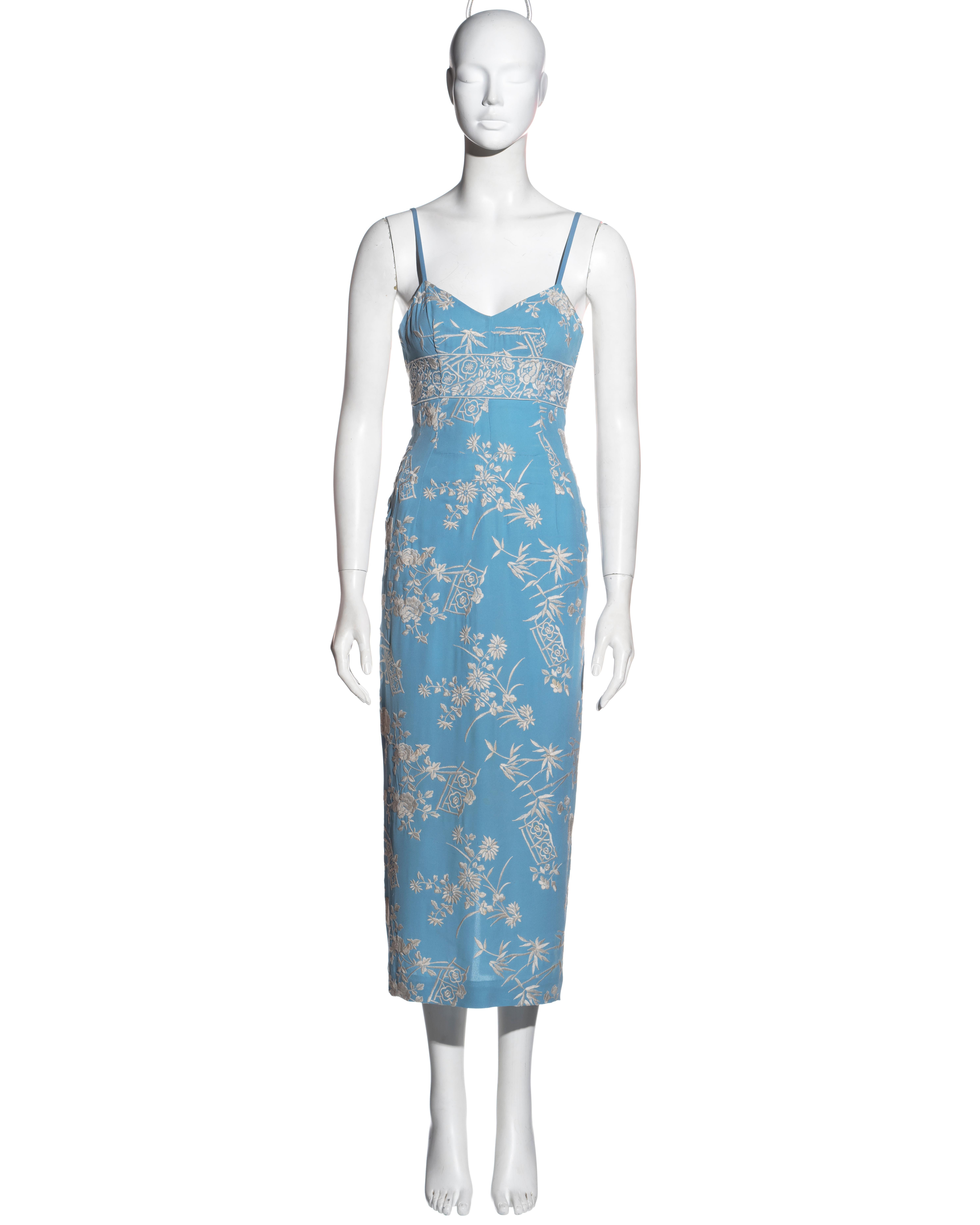 ▪ Dolce & Gabbana blue silk embroidered evening dress
▪ Wedgwood blue silk with white Chinese inspired embroidery 
▪ Spaghetti straps
▪ Back fastening with cotton ribbon and hooks
▪ Open back 
▪ Mid-length skirt 
▪ Size approx. IT 42 - FR 38 - UK