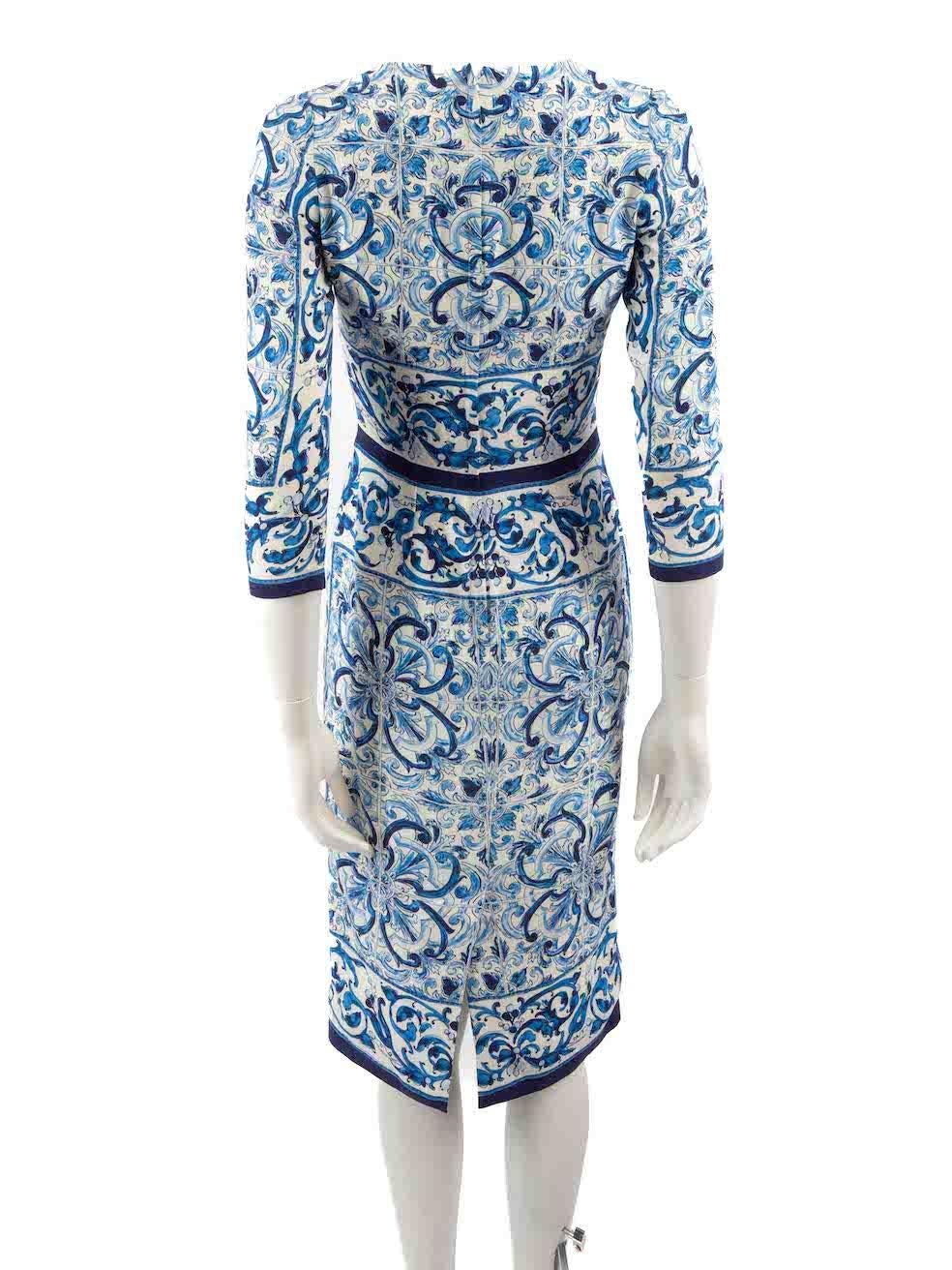 Dolce & Gabbana Blaues Midikleid aus Seide mit Majolika-Druck Größe S im Zustand „Gut“ im Angebot in London, GB