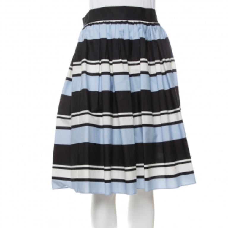 Kombinieren Sie diesen wunderschönen Rock von Dolce & Gabbana mit einem T-Shirt und Sie sind bereit für einen eleganten Freizeitlook. Dieser stilvolle blaue, gestreifte Rock ist der Inbegriff von Eleganz und Gelassenheit.