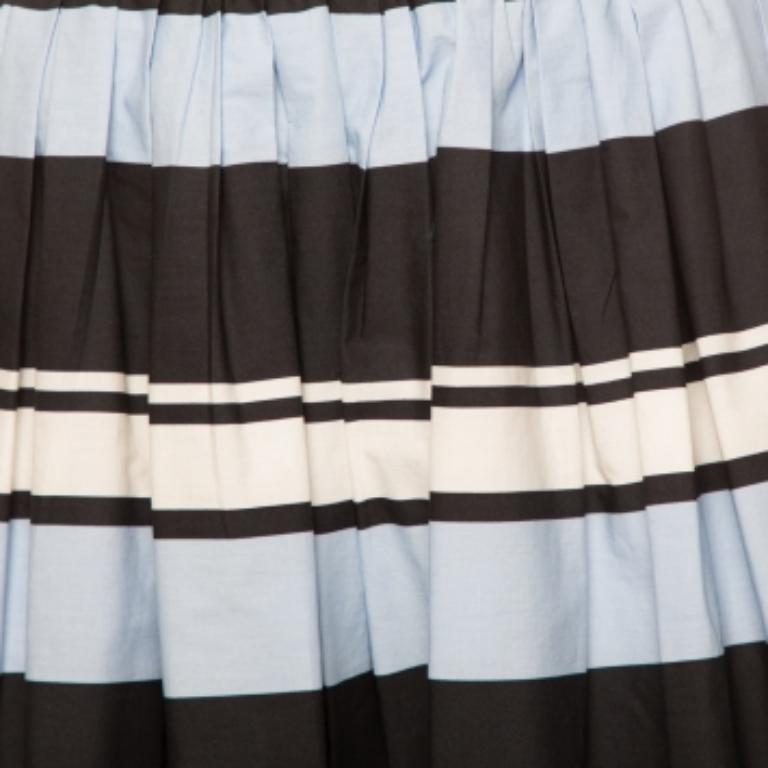 Dolce & Gabbana Blau gestreifter ausgestellter Baumwollminirock M im Zustand „Gut“ im Angebot in Dubai, Al Qouz 2