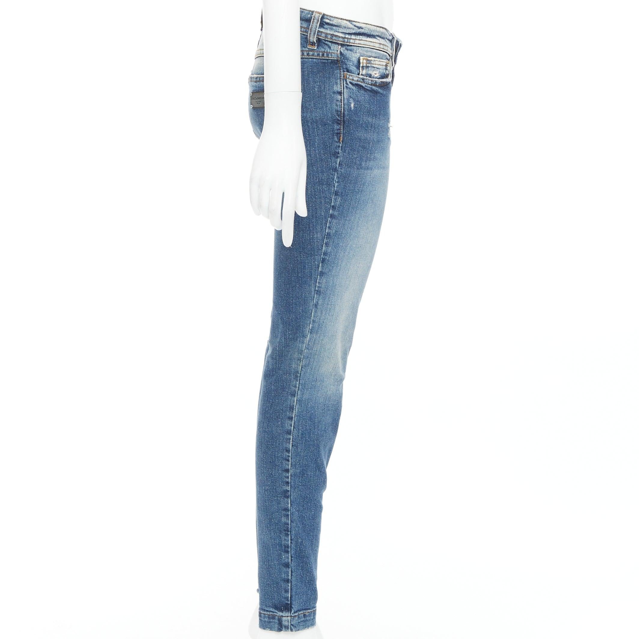DOLCE GABBANA vaqueros con placa del logotipo azul lavado envejecido mate IT40 S en Bueno estado para la venta en Hong Kong, NT