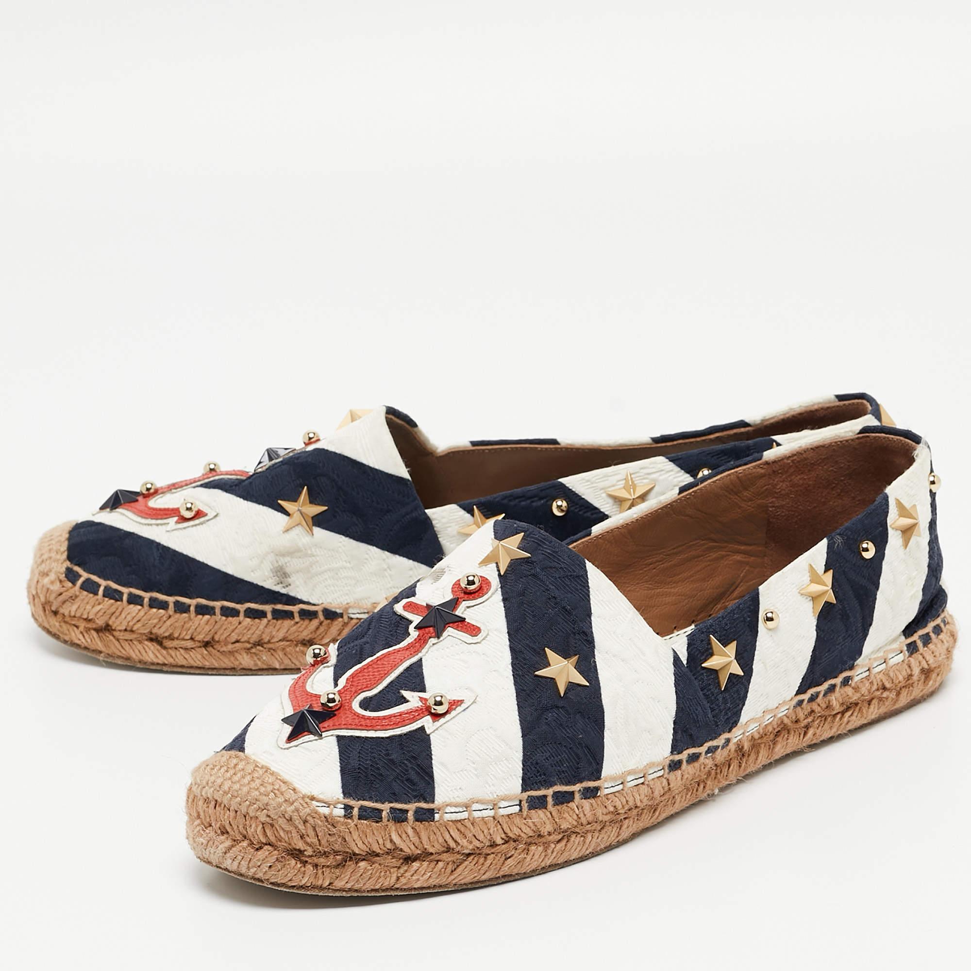 Cette paire confortable est votre premier choix lorsque vous partez pour une longue journée. Ces espadrilles Dolce & Gabbana sont dotées d'une empeigne bien cousue et de semelles résistantes.