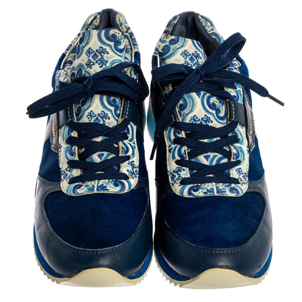 Dolce & Gabbana Blau/Weiß Majolika Print Leder Plateau-Sneakers aus Leder Größe 38,5 (Violett) im Angebot