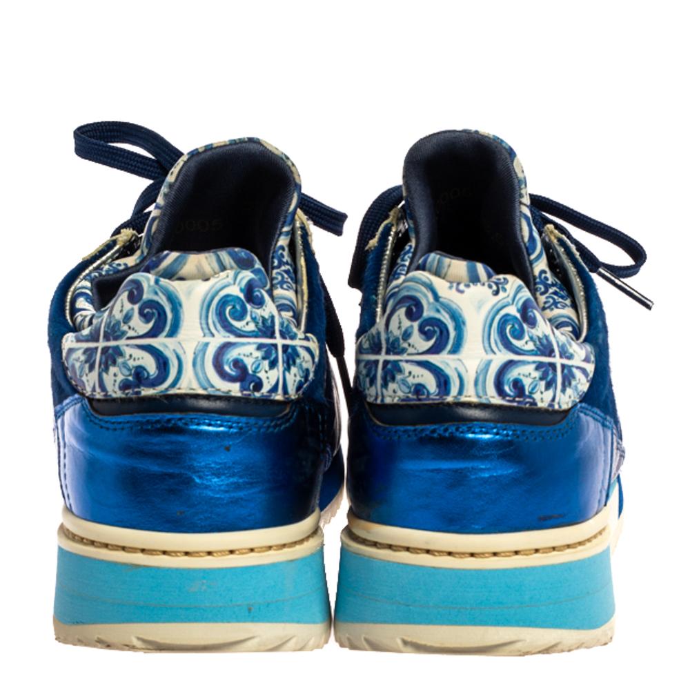 Dolce & Gabbana Blau/Weiß Majolika Print Leder Plateau-Sneakers aus Leder Größe 38,5 im Zustand „Gut“ im Angebot in Dubai, Al Qouz 2