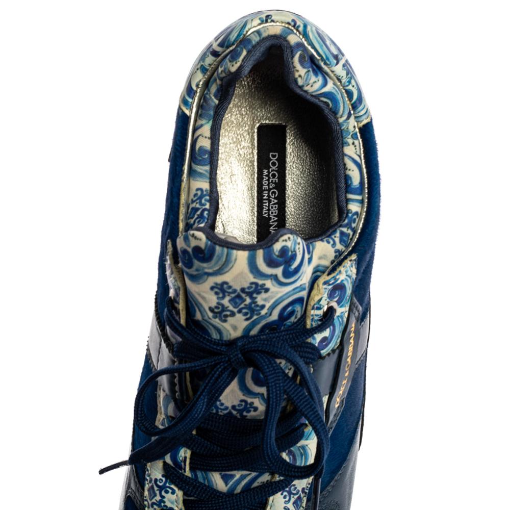 Dolce & Gabbana Baskets à plateforme en cuir imprimé majolique bleu/blanc, taille 38,5 en vente 1