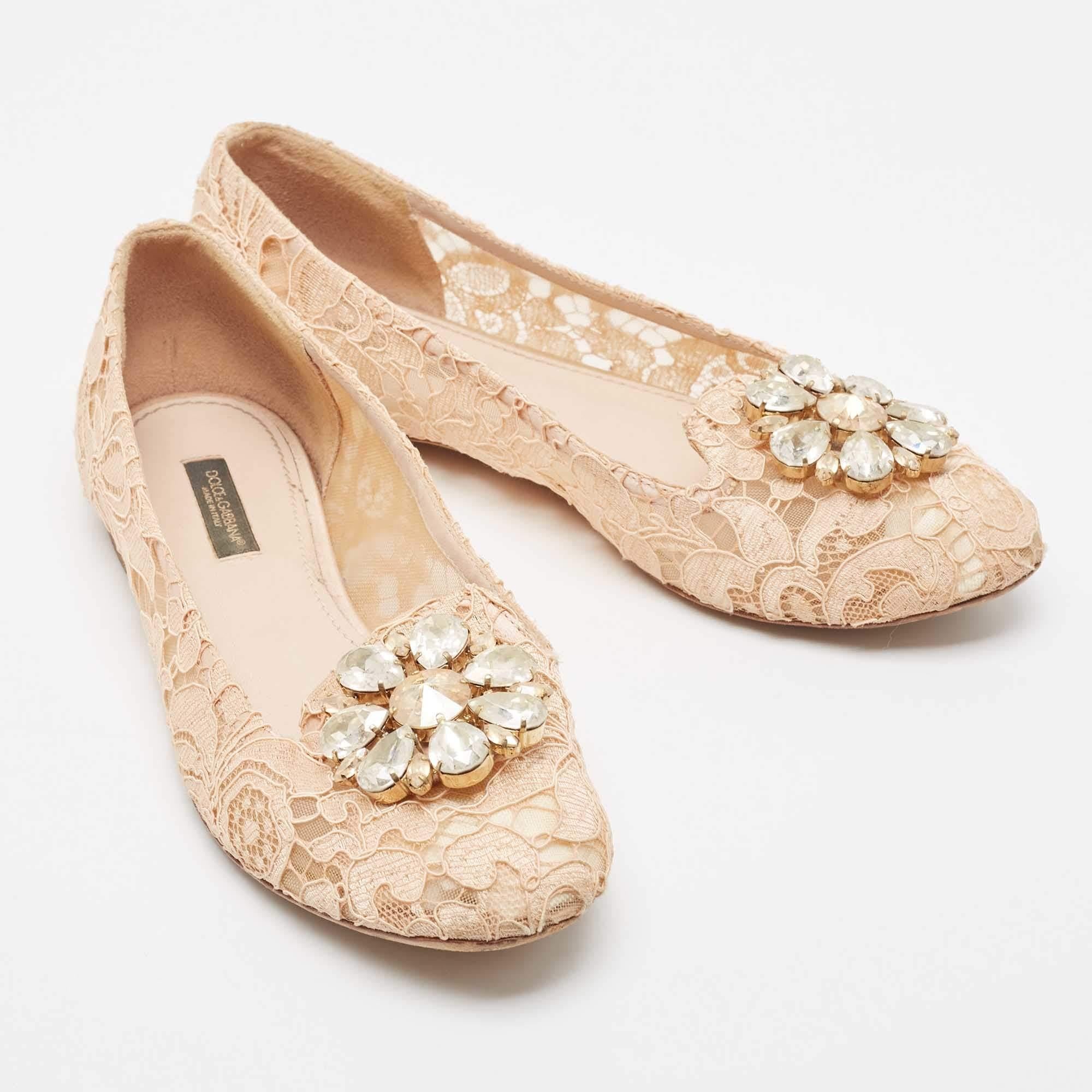 Dolce & Gabbana Blush Pink Lace Crystal Embellished Ballet Flats Size 37.5 In Good Condition For Sale In Dubai, Al Qouz 2