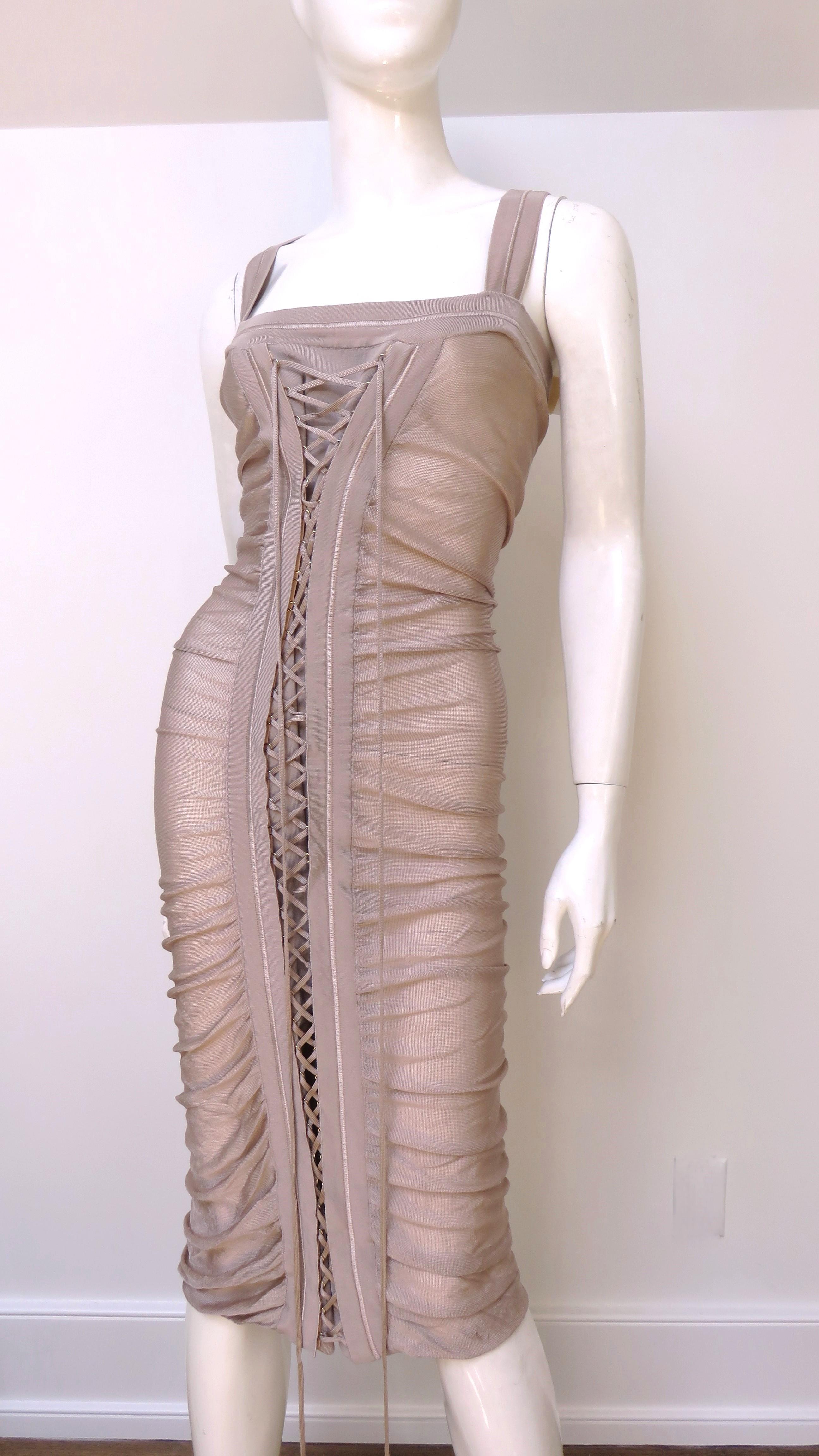 Une fabuleuse robe en tricot de soie de couleur blush de Dolce & Gabbana (difficile d'en saisir la couleur).  La robe est ajustée avec des ruchés horizontaux, un laçage fonctionnel réglable sur le devant et un panneau arrière qui suit les courbes du