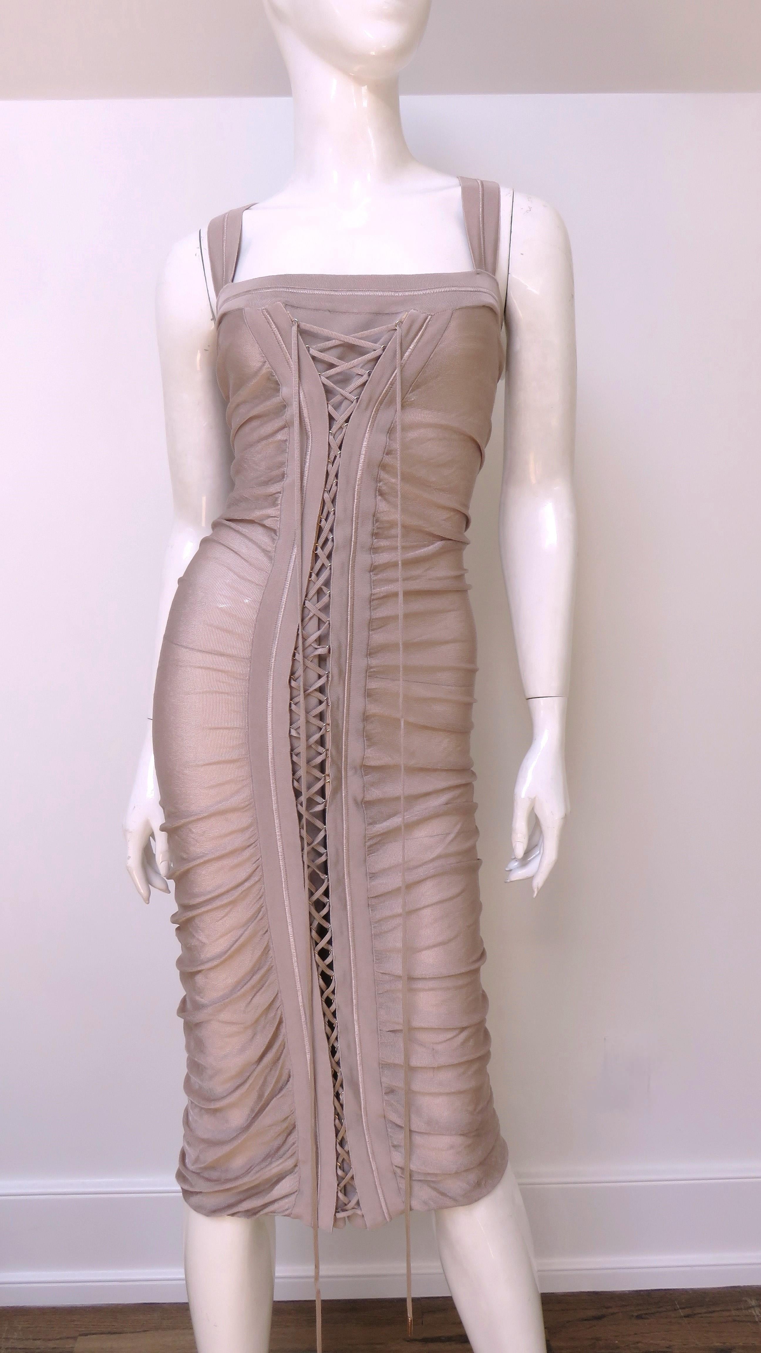 Dolce & Gabbana - Robe en soie blush avec laçage Bon état - En vente à Water Mill, NY