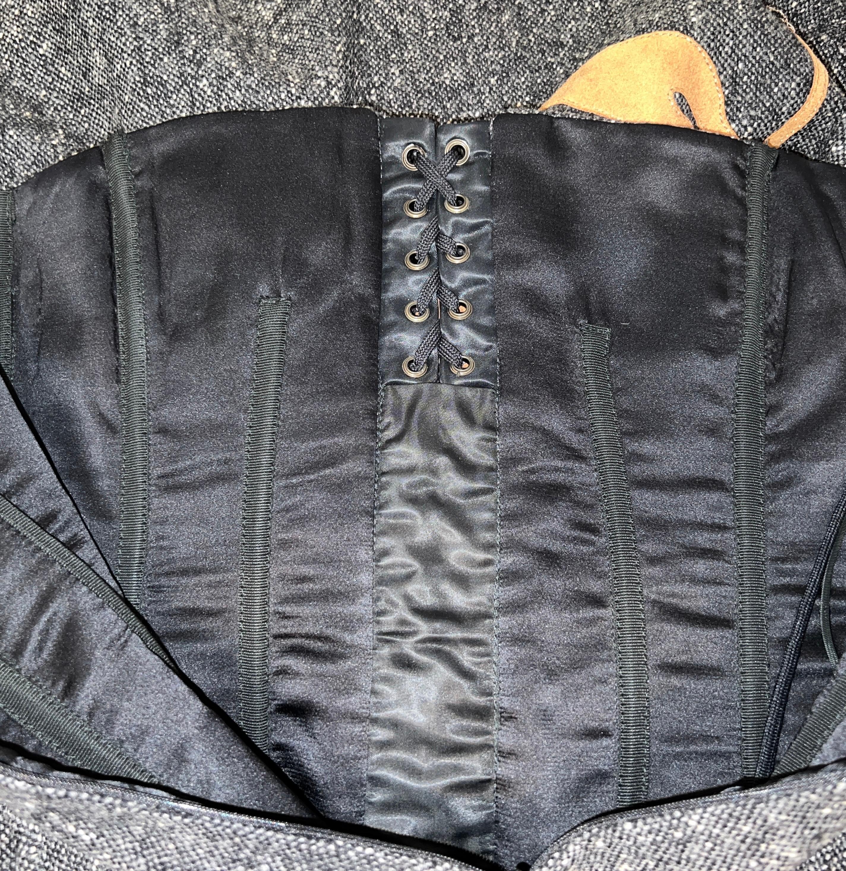 Dolce & Gabbana - Robe corset en tweed à lacets et sablier avec bordure en cuir 44 en vente 1