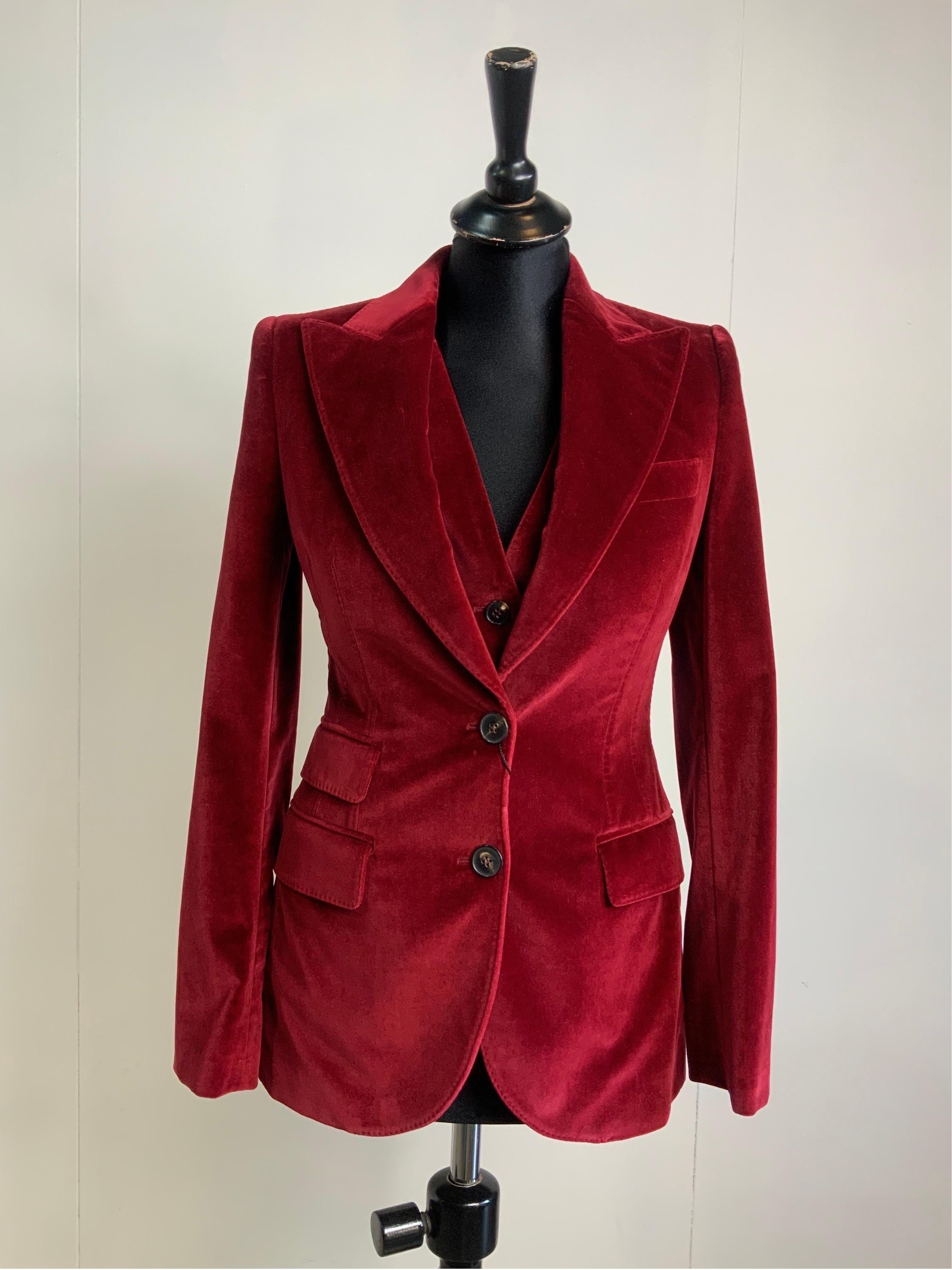 Dolce & Gabbana Jacket + Vest.
Made of cotton and elastane. Feels like velvet.
Lined in burgundy silk.
The jacket is an Italian 36.
Shoulders 38 cm
Bust 38 cm
Length 73 cm
Sleeve 60 cm
The vest is an Italian 40.
Bust 40 cm
Length 56 cm
New, with