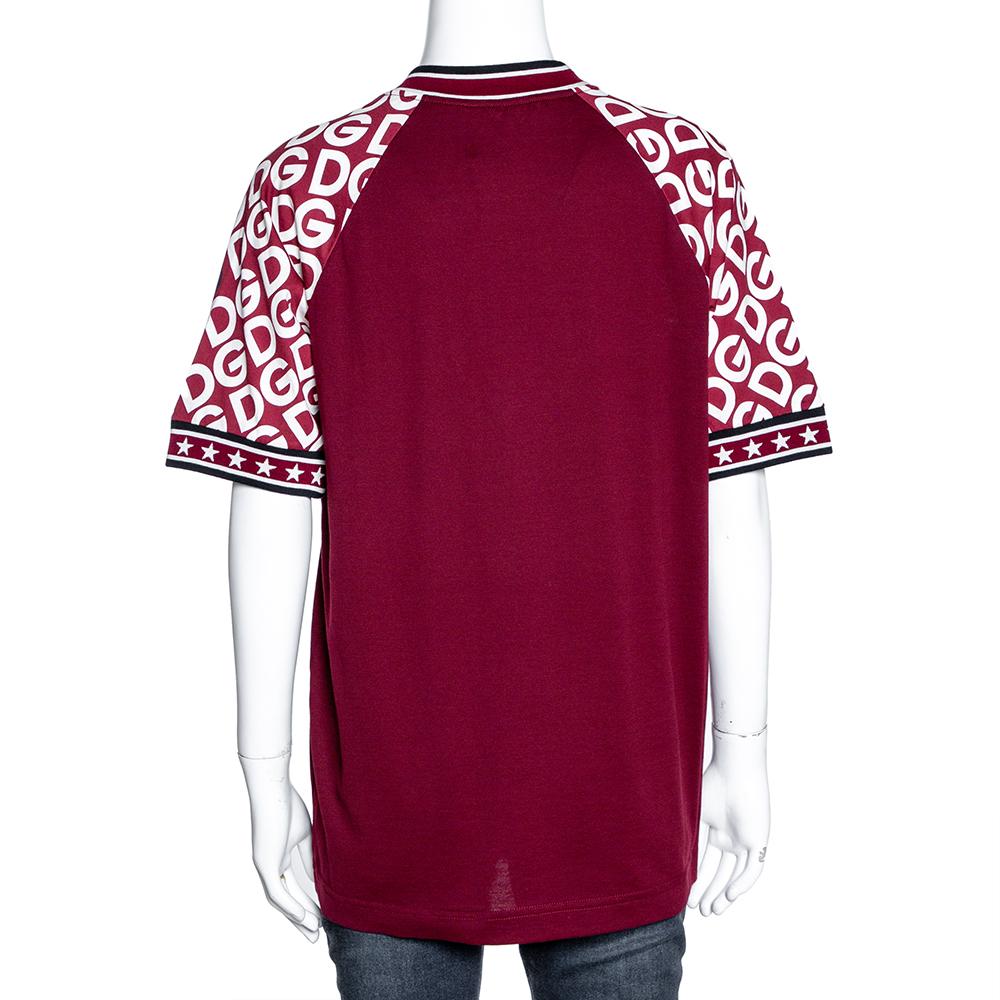The perfect example of an elevated essential, this Dolce & Gabbana t-shirt is an absolute must-have. Crafted from pure cotton, it carries a deep Bordeaux hue and the signature DG Mania print that adds interest. It has short sleeves, a crew neck, and