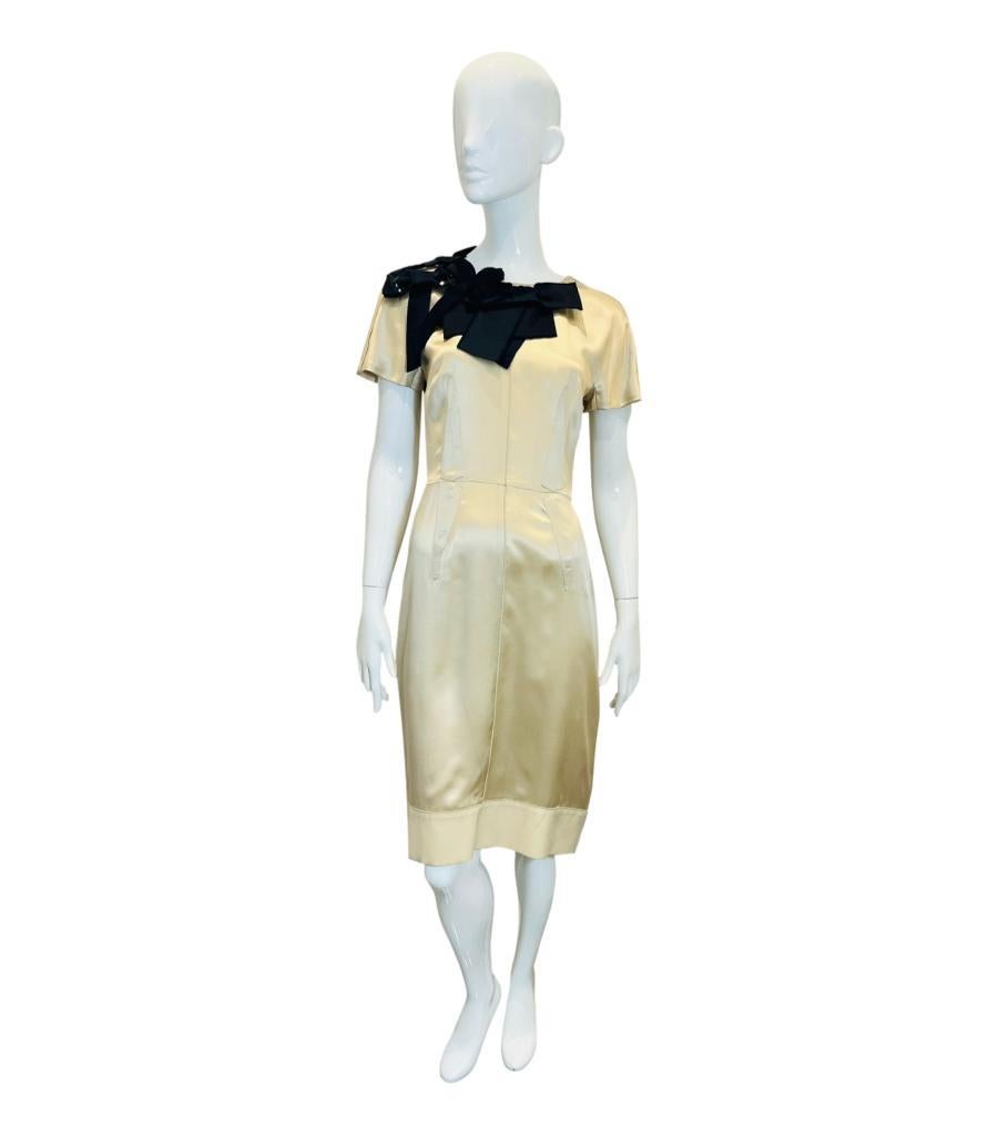 Dolce & Gabbana Bows Embellished Silk Dress

Ivory dress designed with black bows to the chest and shoulder, one of which is embellished with sparkling sequins.

Featuring short sleeves, crew neckline and concealed zip closure to rear.

Size –