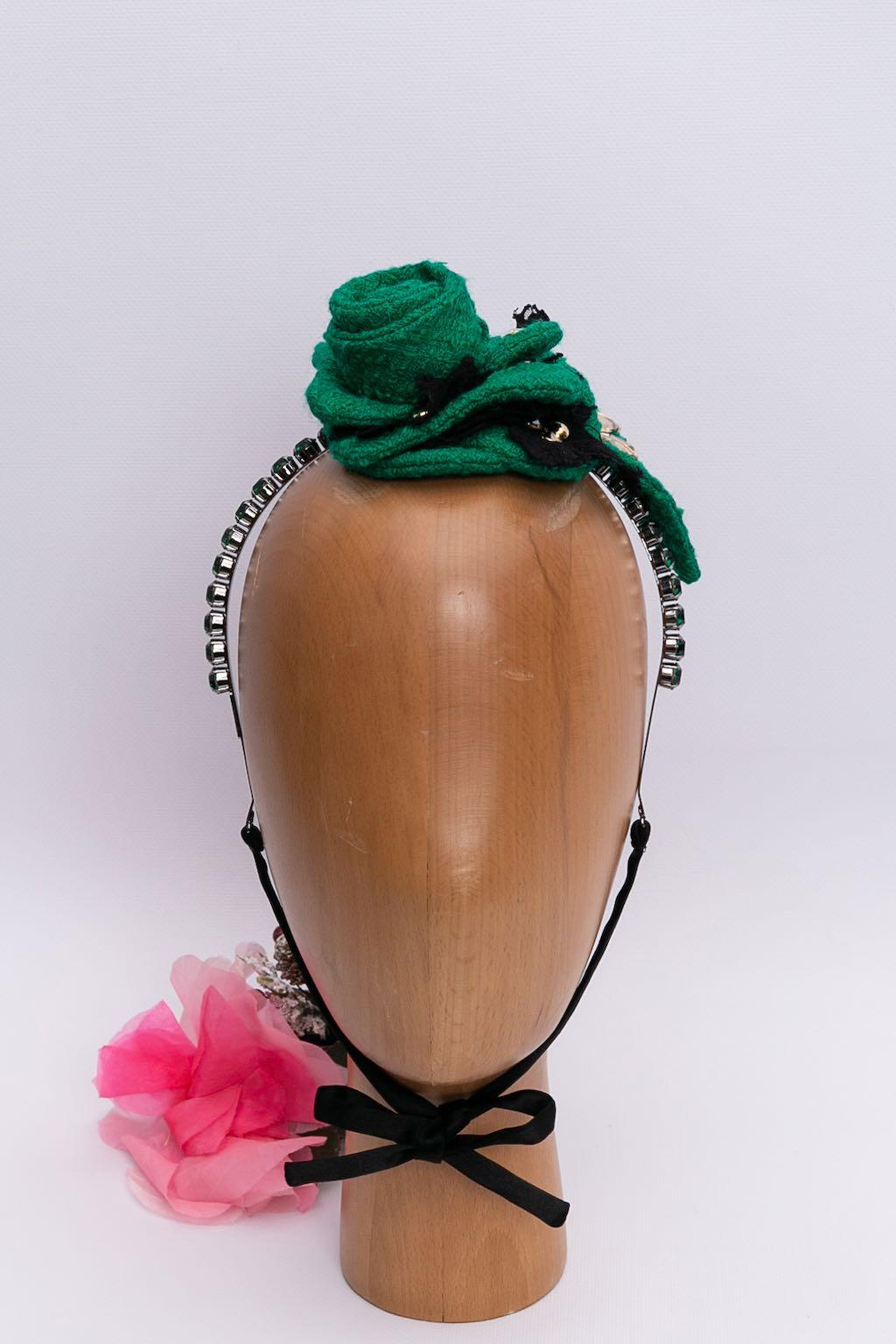 Dolce & Gabbana (Made in Italy) Bandeau en laiton pavé de strass et orné d'une fleur en laine

Informations complémentaires : 
Dimensions : Tour de tête : 39 cm (15,35 in) - Ouverture : 6 cm (2,36 in), Largeur : 1 cm (0,39 in)
Condit : Très bon