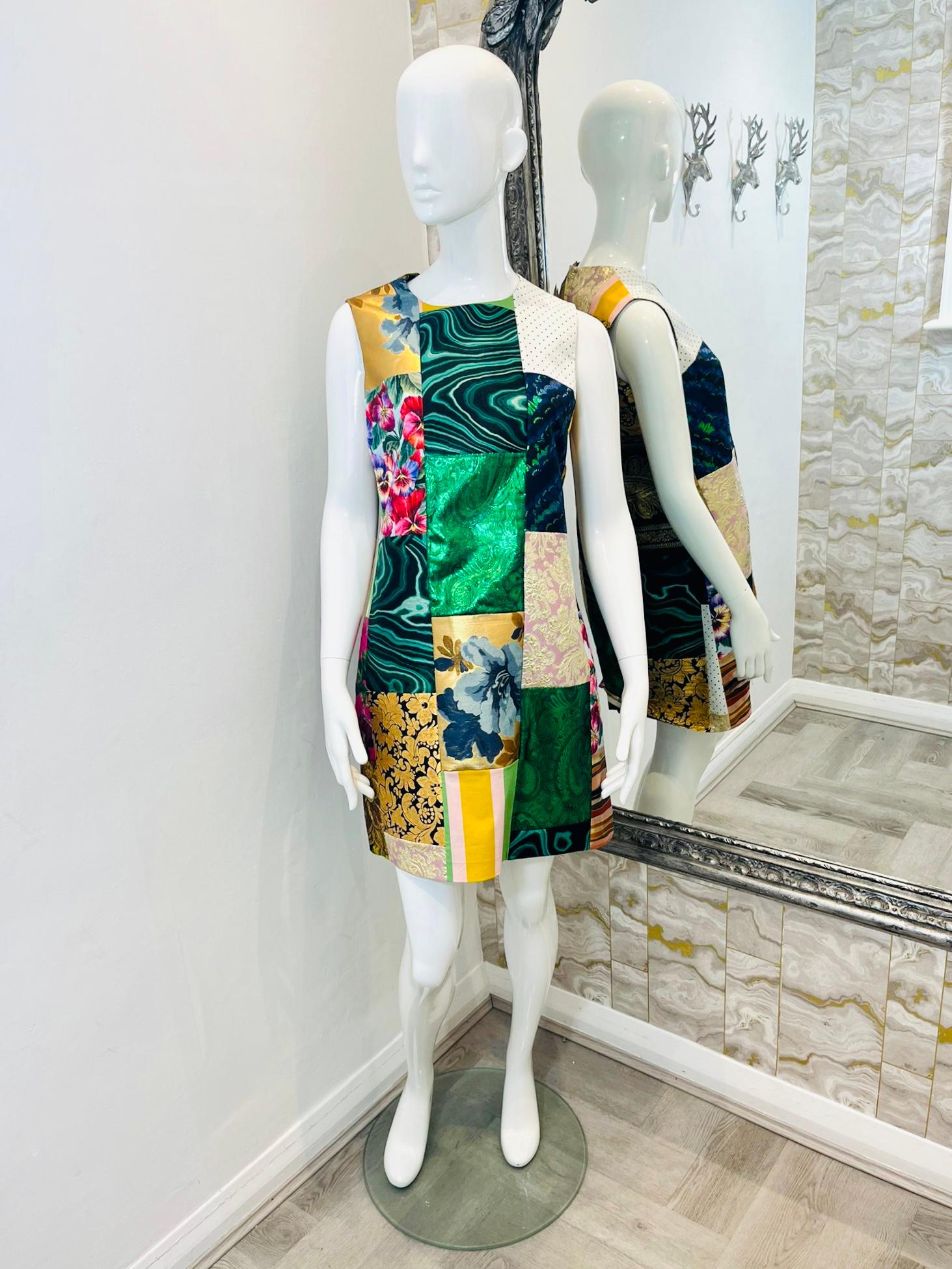 Dolce & Gabbana - Robe patchwork en brocart et lamé

Mini robe sans manches multicolore avec patchworks de différentes matières.

et des textures, telles que le brocart et l'écaille. Rrp £1,400.

Taille - 44IT

Condition - Excellente

Composition -
