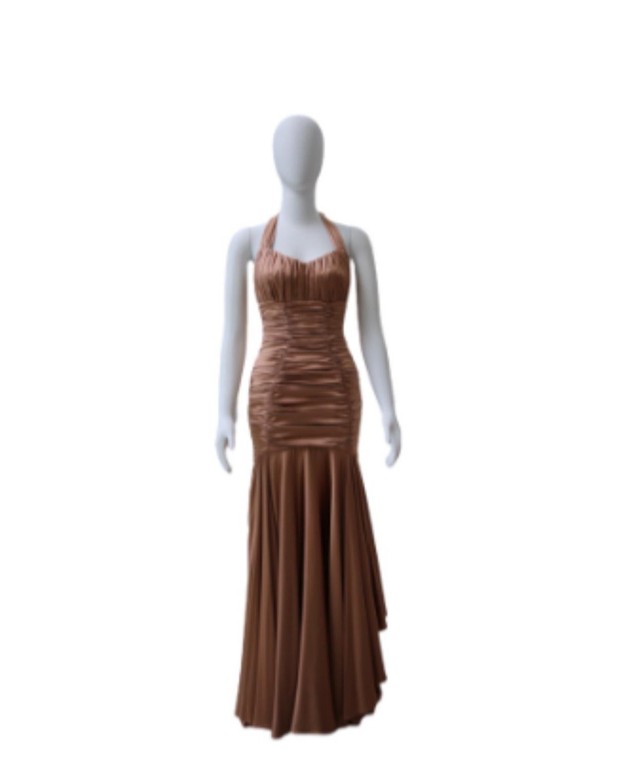 Dolce & Gabbana Bronze Ruched Halter Gown – 2000s Collection

This showstopping Dolce & Gabbana bronze champagne gown channels vintage Hollywood glamour with a sultry silhouette and radiant bronze finish. Crafted from fluid satin jersey, the dress