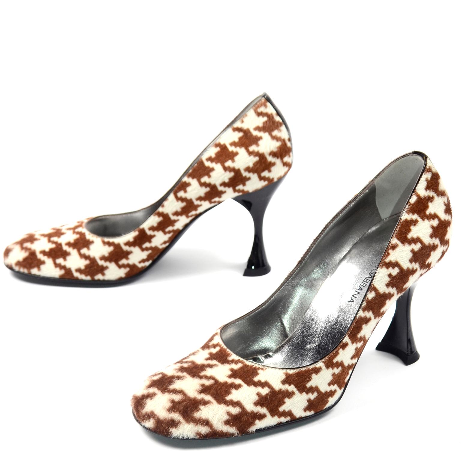 Marron Dolce & Gabbana - Escarpins pied-de-poule marron et blancs avec bout rond et talons évasés en vente