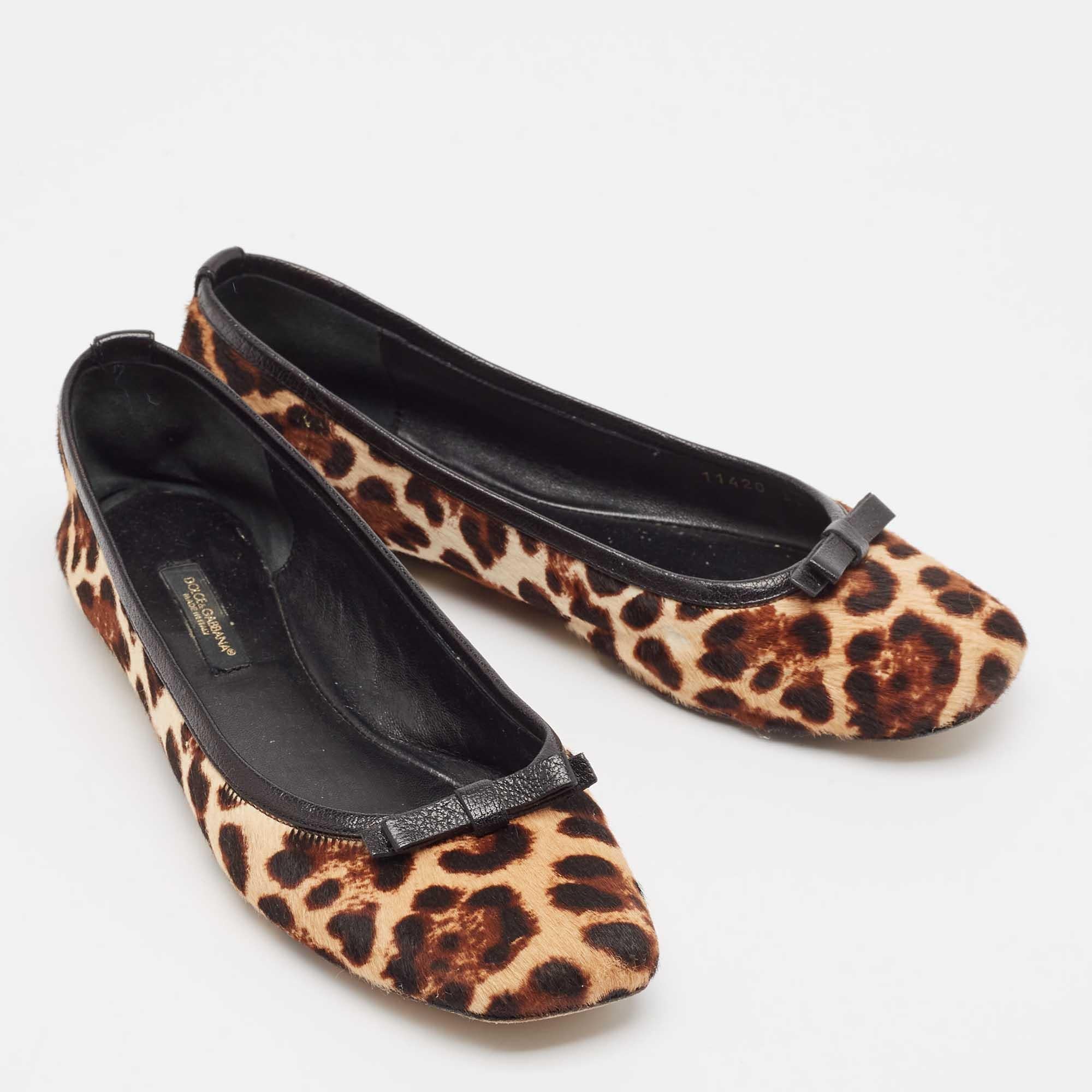 Dolce & Gabbana Brown/Beige Leopard Print Calf Hair Ballet Flats Size 36 In Good Condition For Sale In Dubai, Al Qouz 2