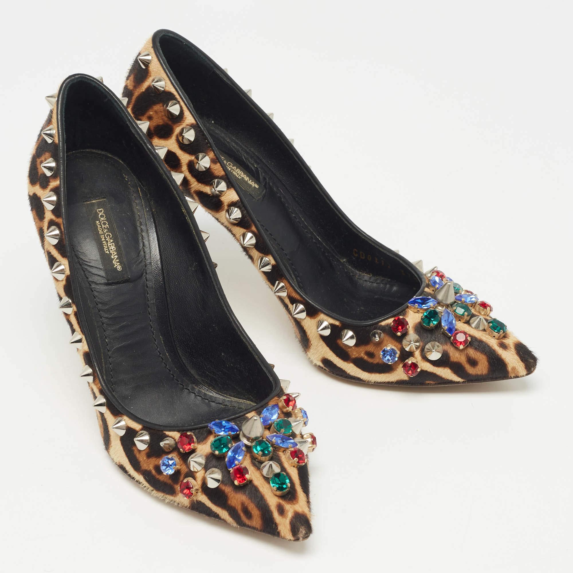 Dolce & Gabbana Marrone/Beige Leopard Print Calf Hair Studded Pumps Taglia 37.5 In condizioni buone in vendita a Dubai, Al Qouz 2