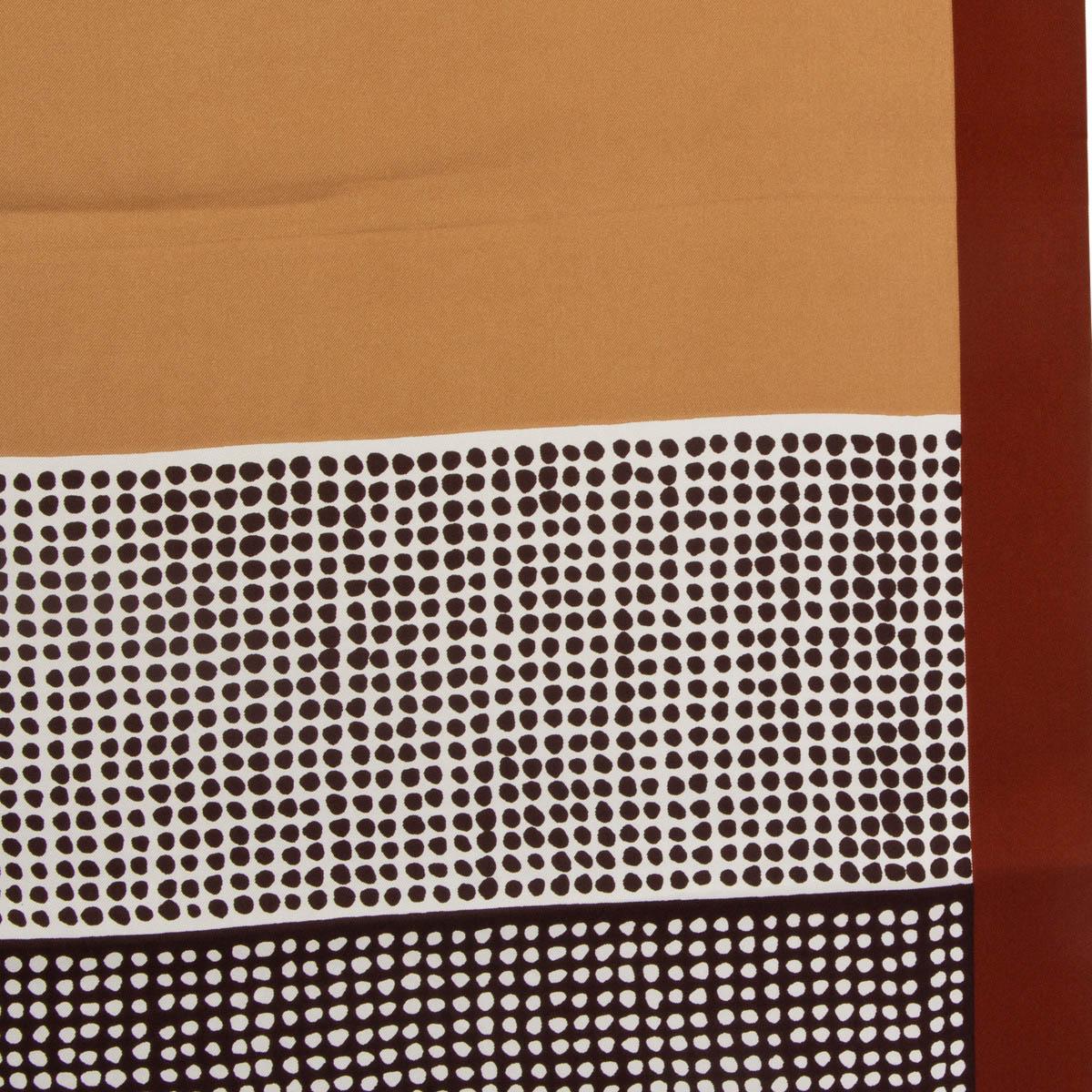 DOLCE & GABBANA - Écharpe en soie marron beige et blanche, drapée, à double boutonnage, 80 Excellent état - En vente à Zürich, CH