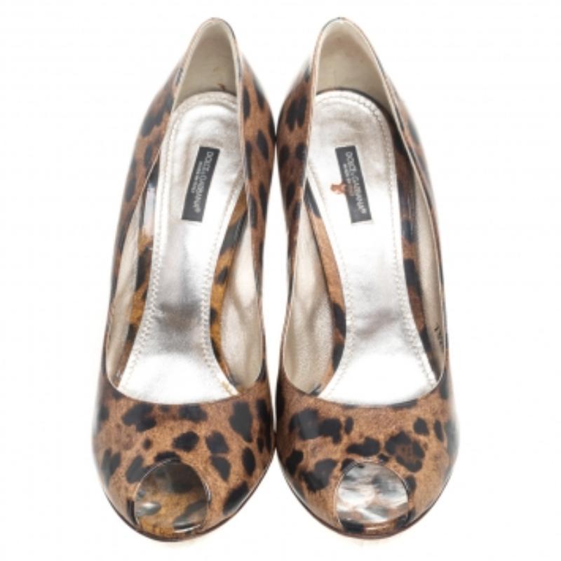 Cammina con stile senza sforzo ed emana eleganza con queste décolleté di Dolce & Gabbana. Sono realizzate in pelle nera-marrone con stampa leopardata all'esterno e presentano tacchi a punta, punte a spillo e comode solette foderate in pelle. Sii