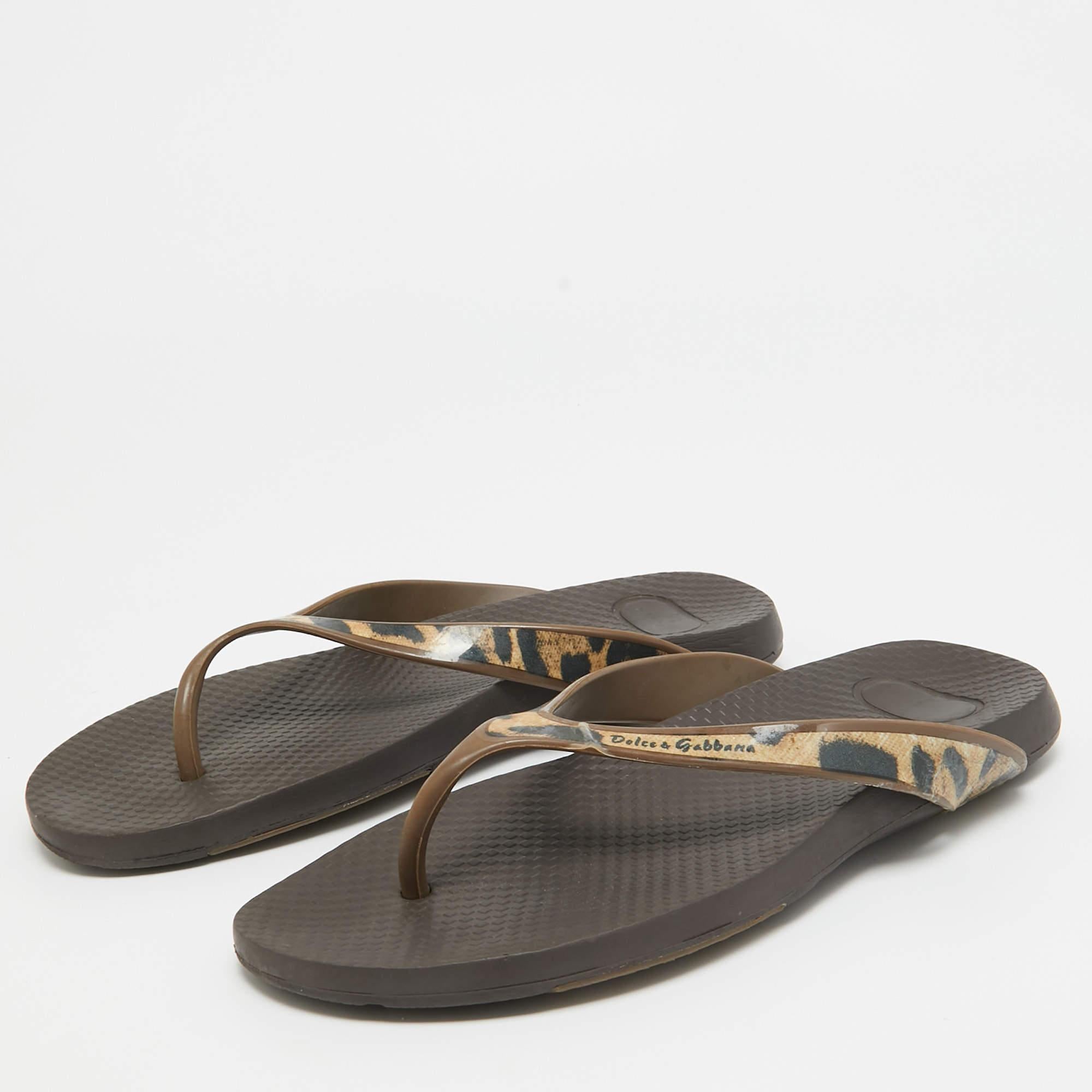 Pasa unos relajantes días de playa con estas sandalias Dolce & Gabbana. Fabricada en caucho en forma de tanga, esta creación negra y marrón se completa con estampados de tigre.