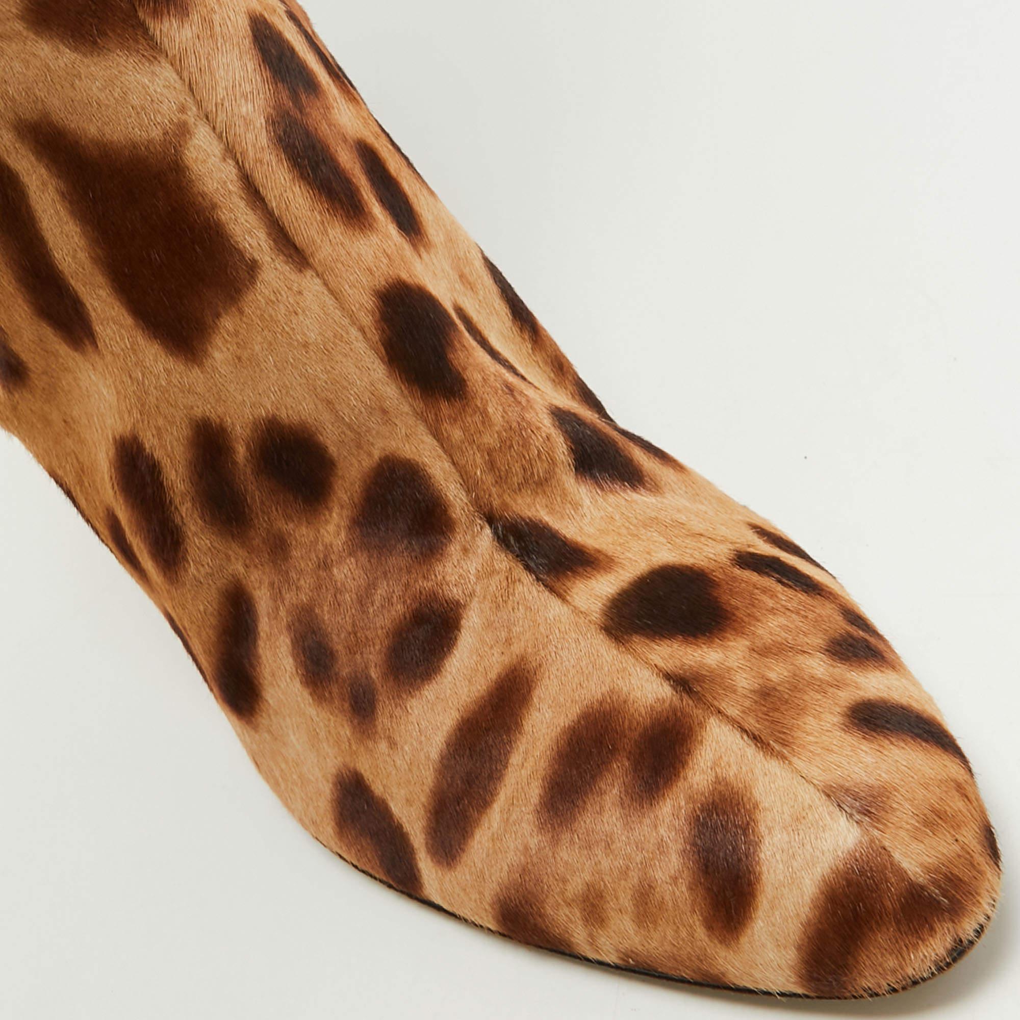 Dolce & Gabbana knielange Stiefel aus Kalbshaar mit braunem/braunem Leopardenmuster Größe 41 im Angebot 3