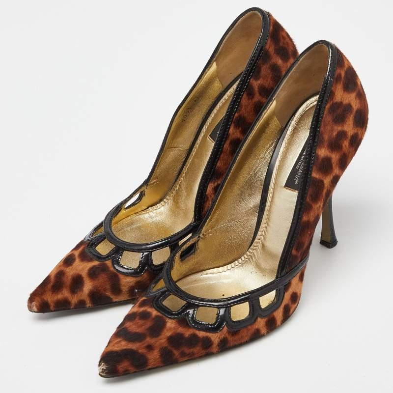 Exhibe un estilo elegante con este par de zapatos de salón. Estos elegantes zapatos están fabricados con materiales de calidad. Llevan suelas duraderas y tacones elegantes.