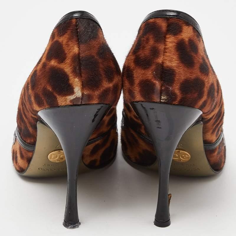 De las mujeres Dolce & Gabbana Bombas con punta de pelo de becerro y charol marrón talla 37 en venta
