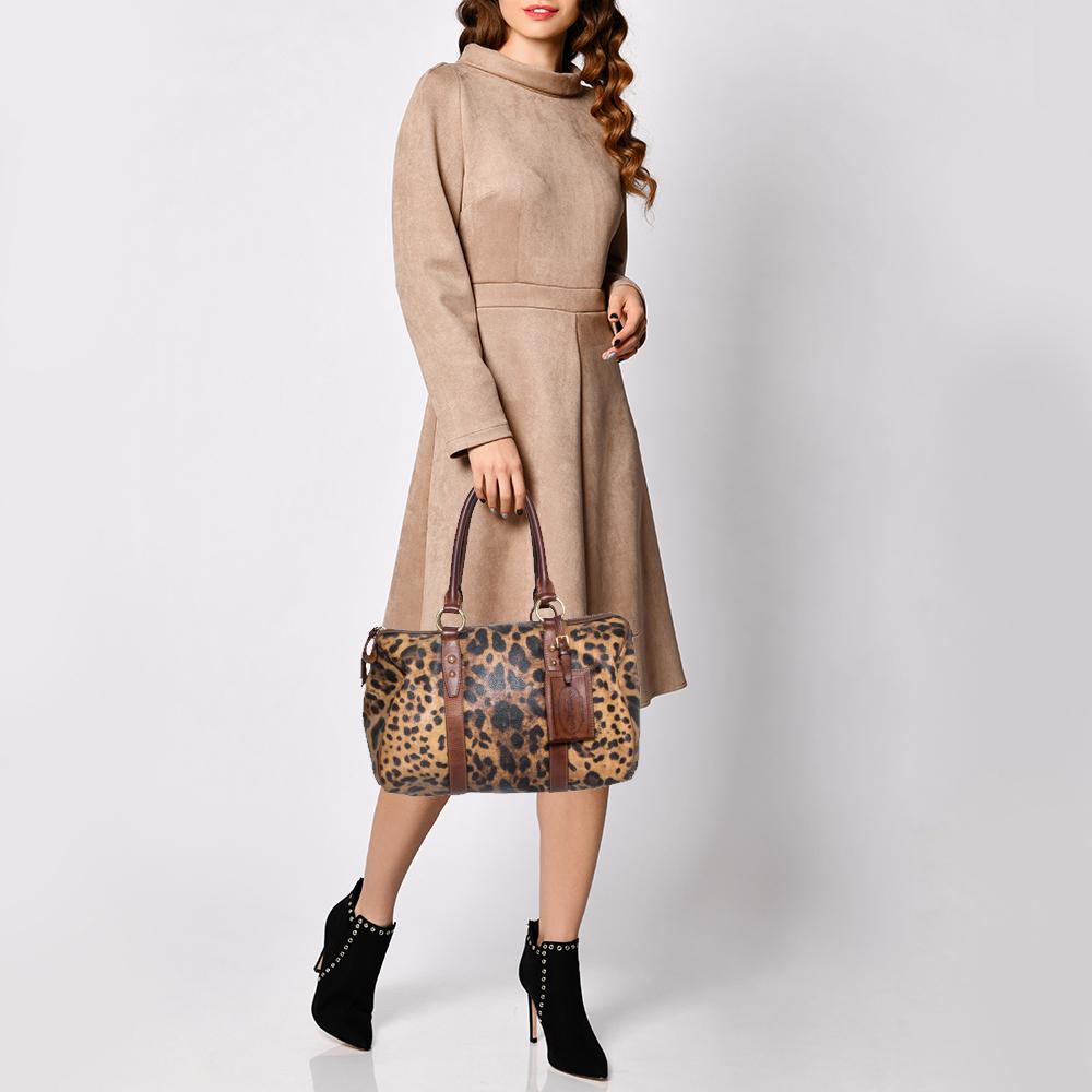 This chic Boston bag by Dolce & Gabbana will enhance both your casual and evening wear. Crafted from leather & coated canvas in brown. The bag is equipped with two handles and a zip closure that opens to a fabric interior. Swing this Boston in