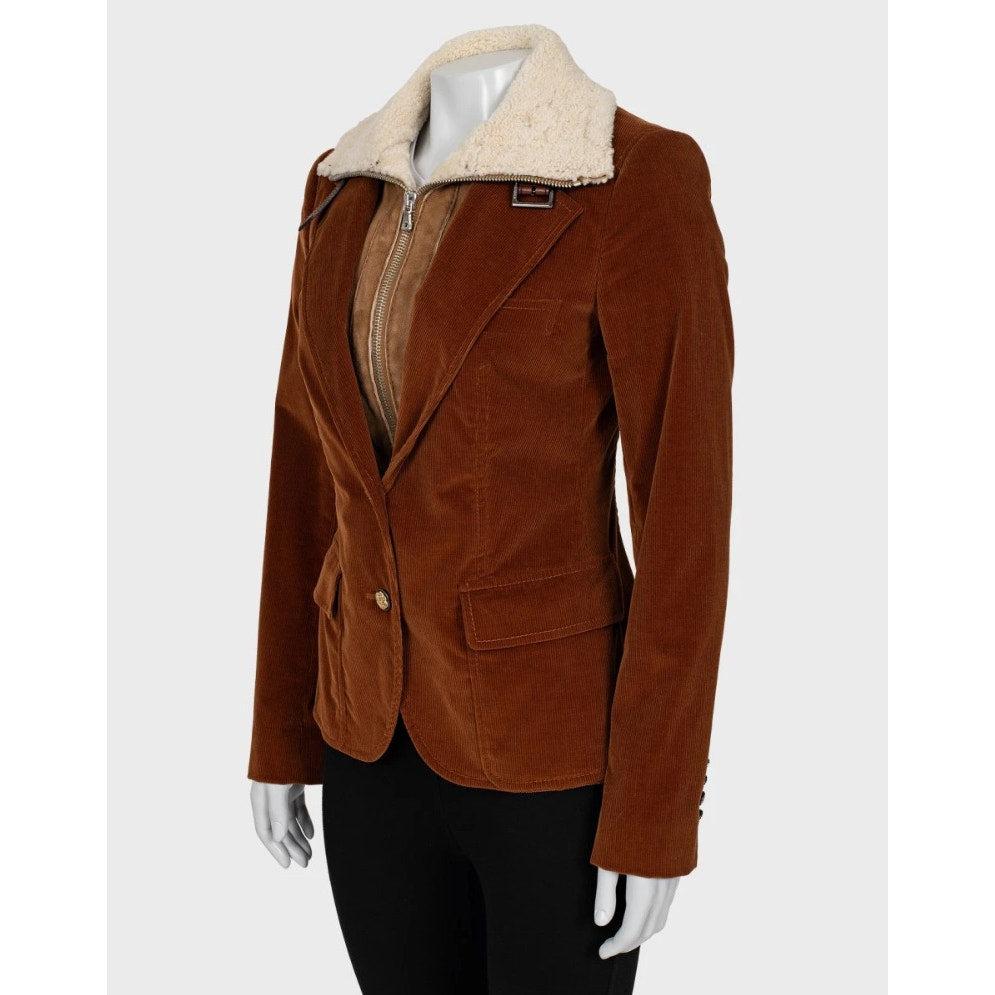Eleva il tuo guardaroba con questa splendida giacca in velluto a coste di Dolce & Gabbana.
Realizzata in pregiato velluto a coste di cotone con finiture in pelle, questa giacca aderente offre un tocco di elasticità per il massimo comfort e una