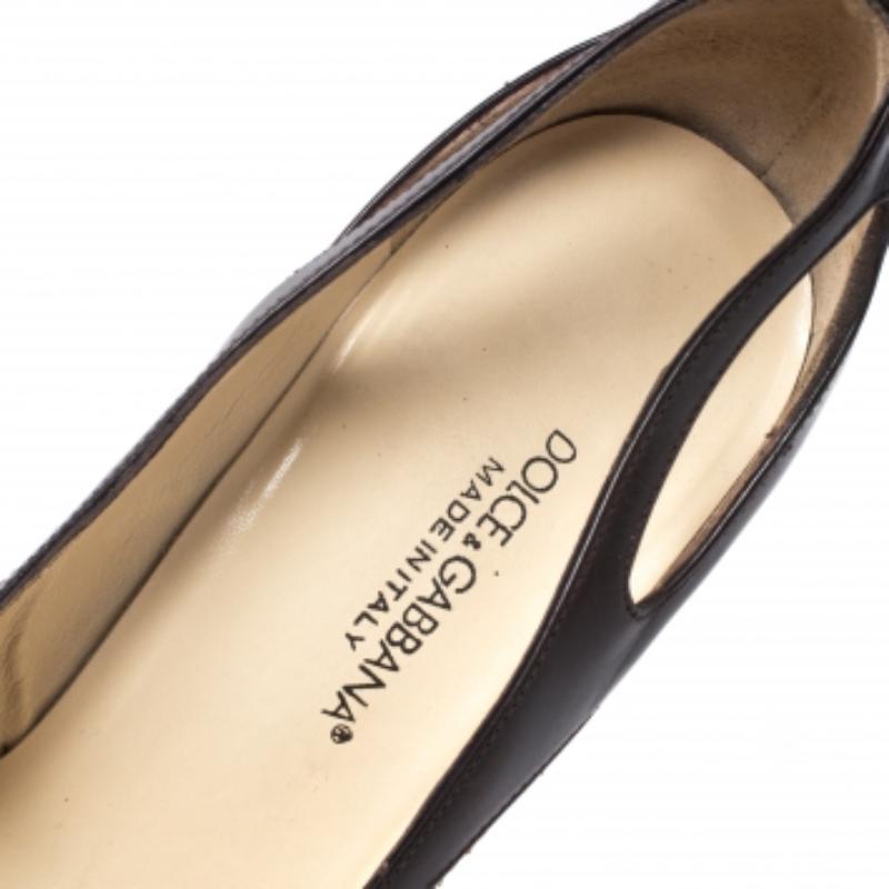 Dolce & Gabbana Braun/Creme Python Leder Ausschnitt Zehenpumps Größe 38.5 Damen im Angebot