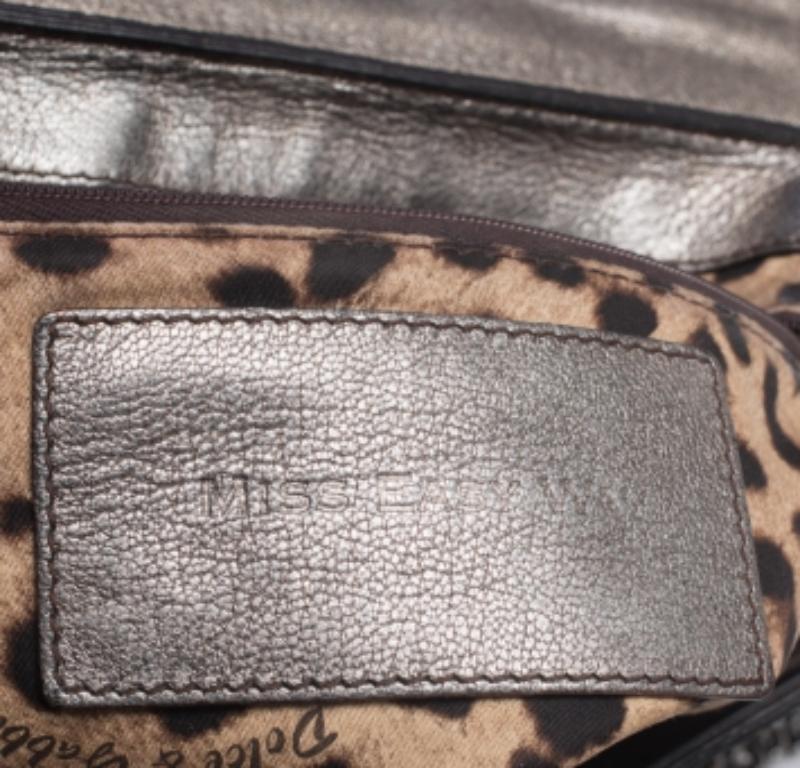 Dolce & Gabbana - Borsa a tracolla in pelle verniciata marrone con stampa a rilievo Miss Easy Way in vendita 4