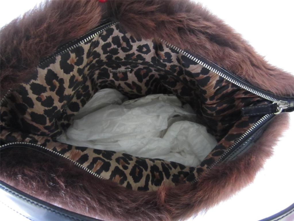 Dolce Gabbana Handtasche mit einem breiten schwarzen Lederriemen. Innentasche mit Reißverschluss. Animal Print Futter. Echtheitskarte in der Innentasche. Neue alte Lager Circa späten 1980er Anfang der 90er Jahre, nie getragen. ....Große Ergänzung zu
