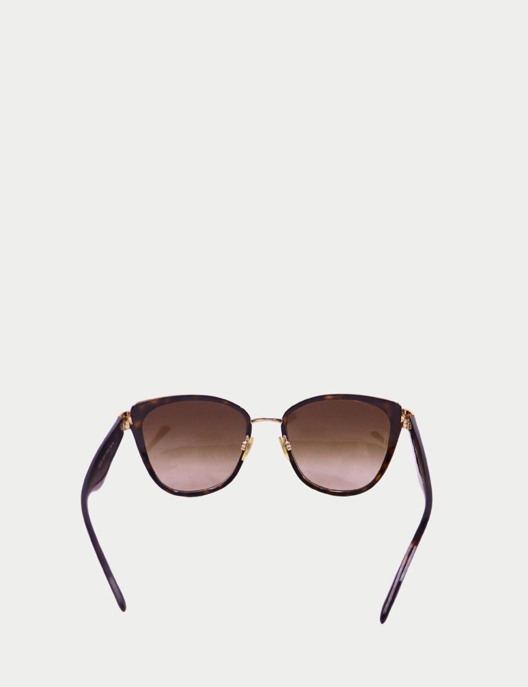 Gafas de sol Dolce & Gabbana Gradiente Marrón con Detalles Dorados

Añade un toque de sofisticación italiana con estas gafas de sol Dolce & Gabbana en degradado marrón, con una silueta cuadrada clásica, patillas doradas y el icónico logotipo
