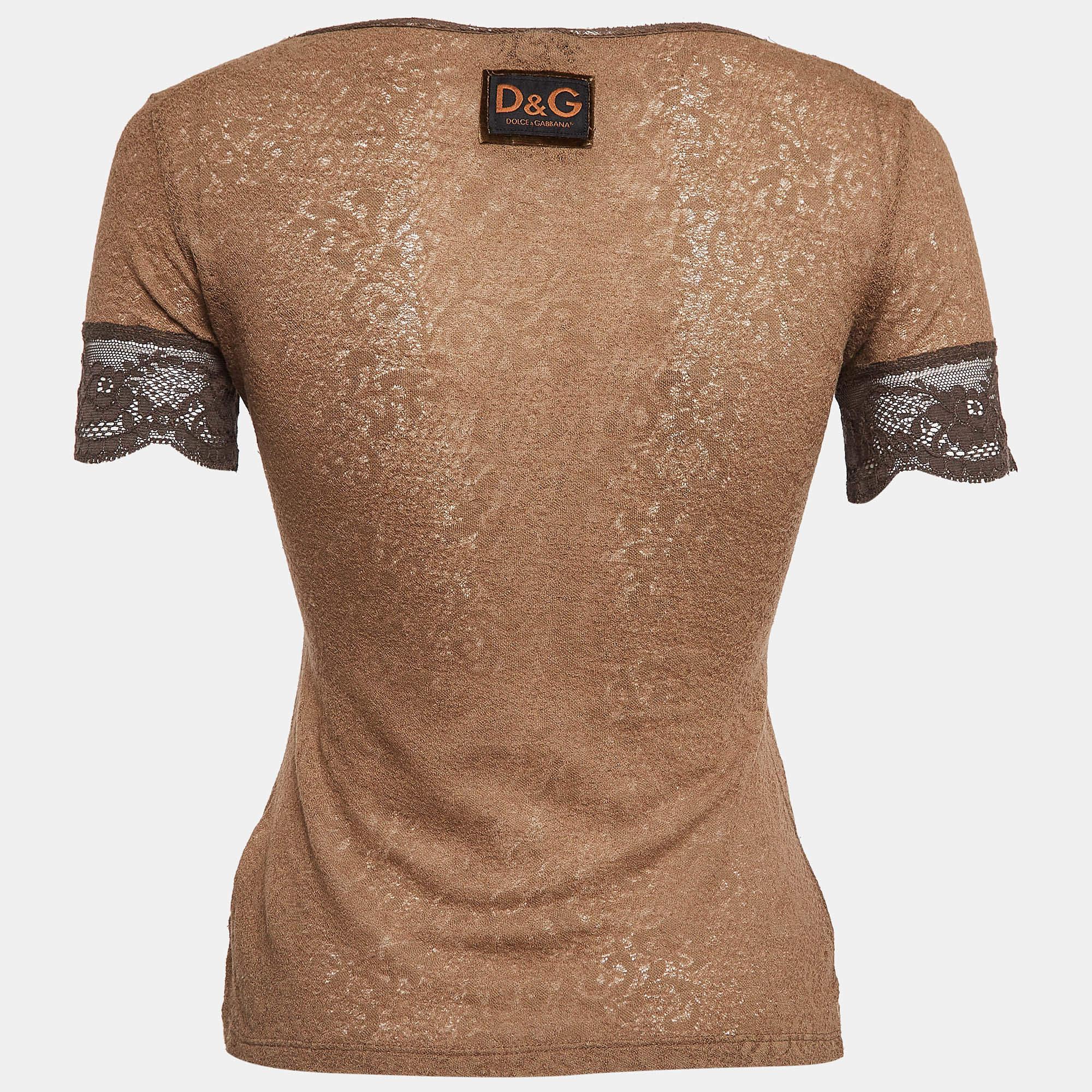 Find great style and comfort while wearing this designer top. Tailored using the best fabric  the creation has been given immense detail. Style it with a skirt and heels.