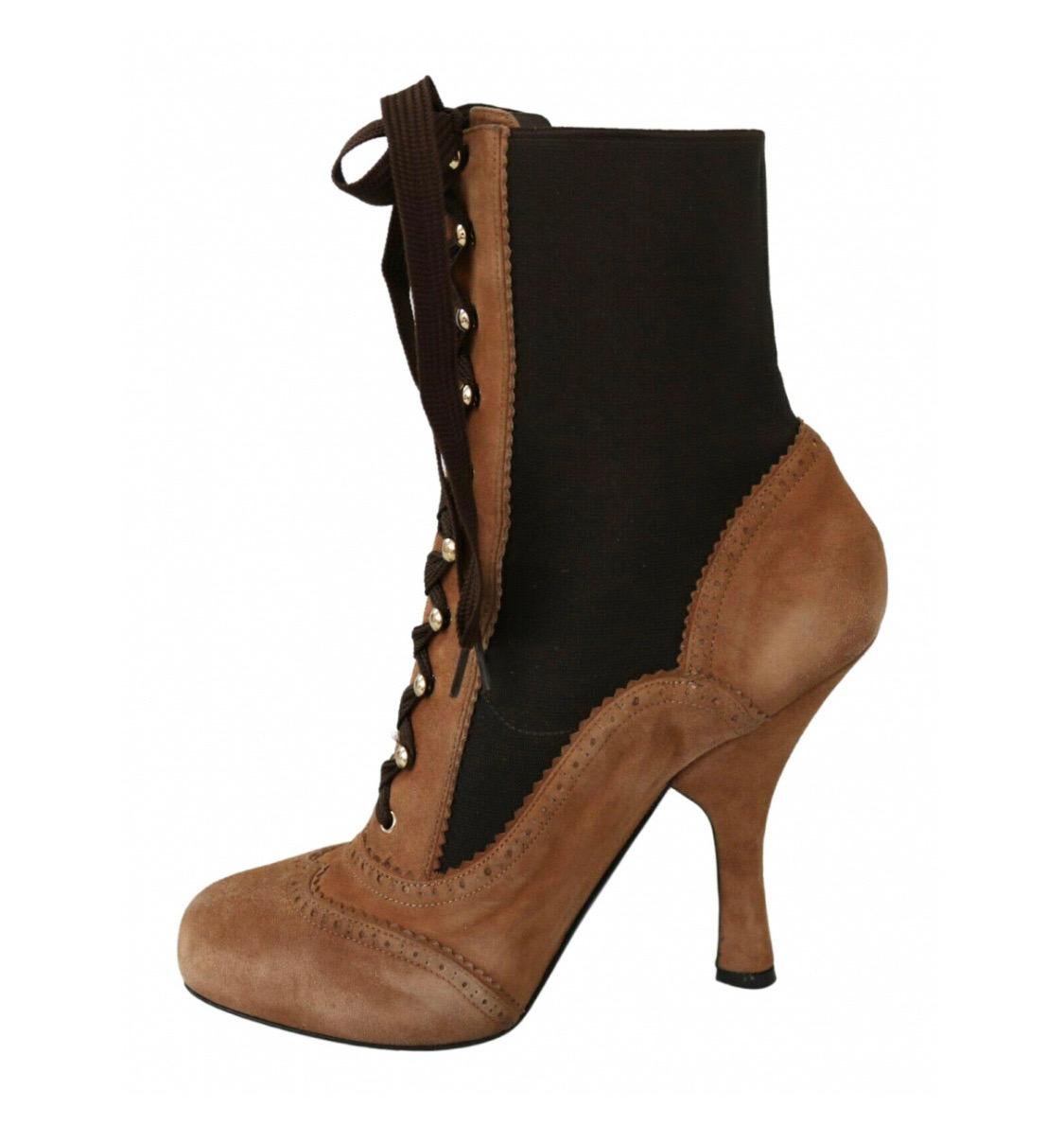 Splendido esemplare usato con cartellini,
100% Autentico Dolce &
Gabbana Scarpe.

Modello: Stivali

Colore: marrone

Materiale: 53% pelle 32% poliestere
15% Elastam

Suola: pelle

Tessuto elasticizzato per facilitare l'ingresso e l'uscita

Dettagli