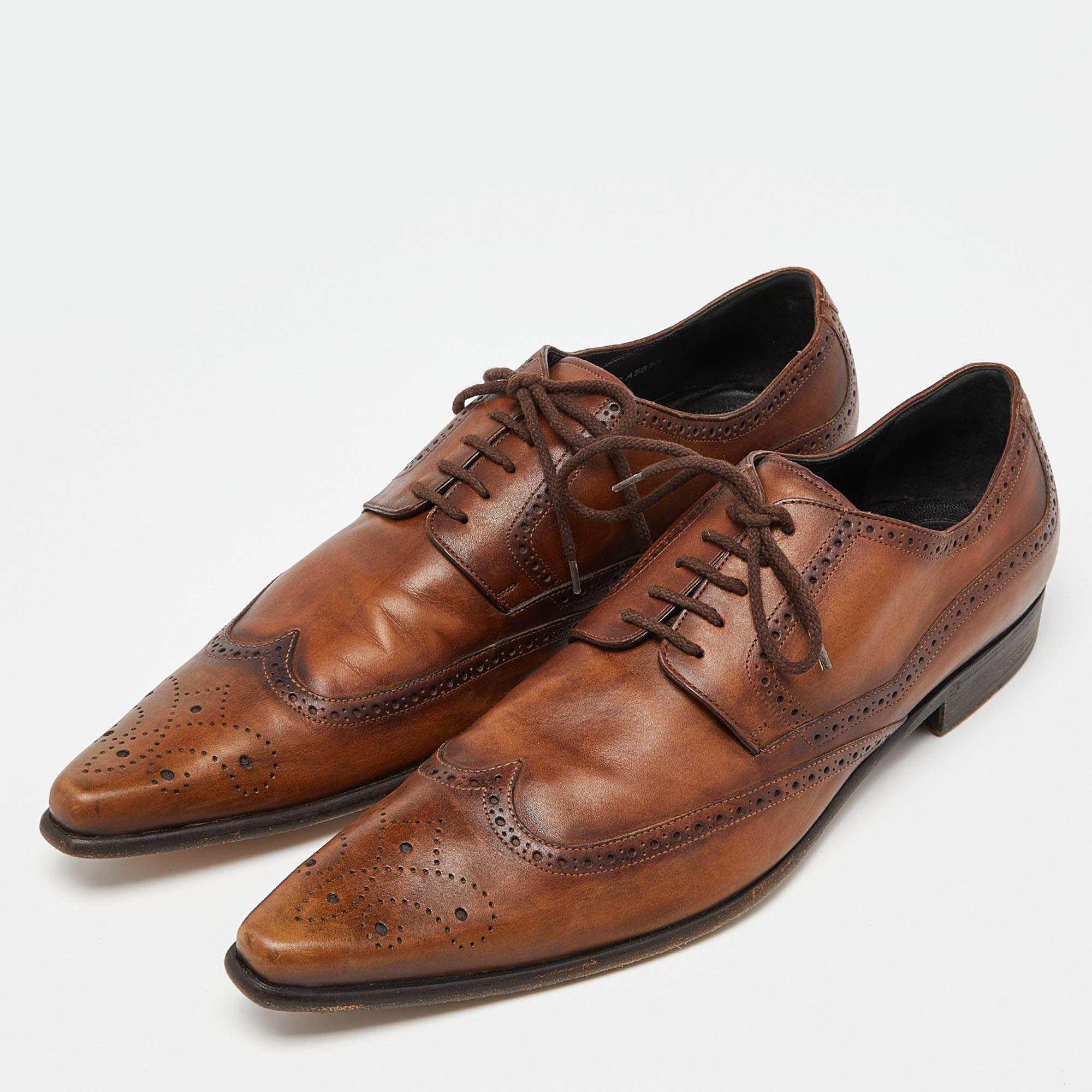 Give your outfit a luxe update with this pair of Dolce & Gabbana oxfords. The shoes are sewn perfectly to help you make a statement in them for a long time.

