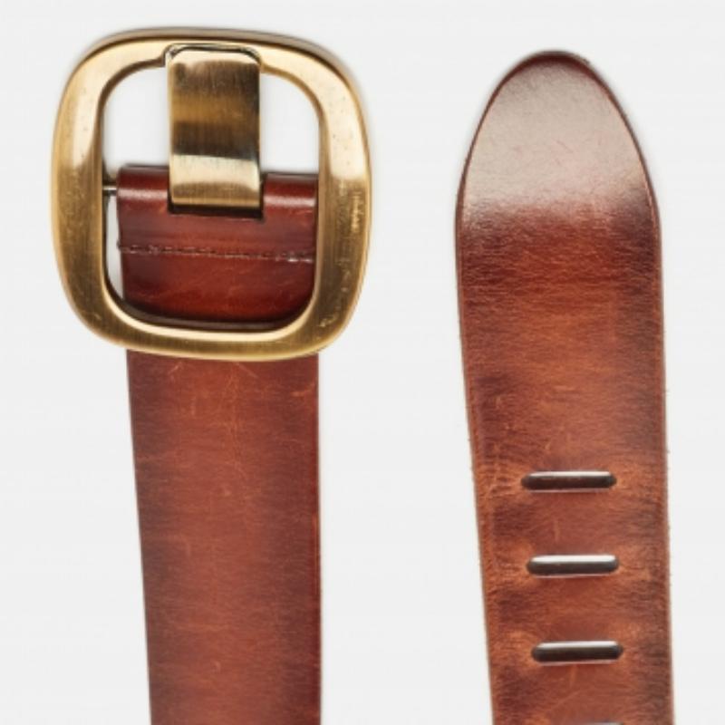 Los cinturones son accesorios perfectos para convertir cualquier look básico en un look impactante. Nos gusta especialmente esta propuesta de Dolce & Gabbana. Fabricado con los mejores materiales, el cinturón tiene una hebilla bien hecha y un