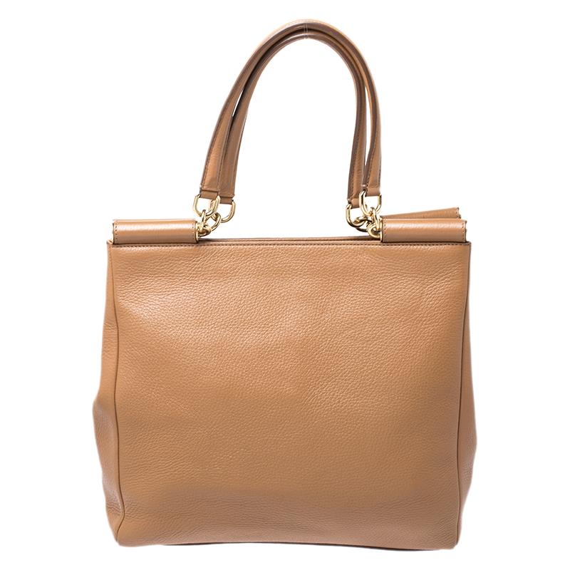 This beautifully stitched leather tote is by Dolce&Gabbana. With a capacious fabric-lined interior, it will house more than your essentials. Boasting two handles and a seamless finish, this tote offers style and utmost