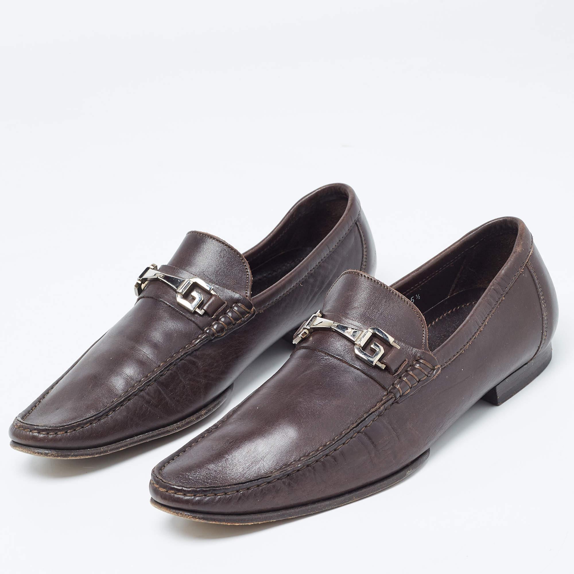 Cette paire confortable est votre premier choix lorsque vous partez pour une longue journée. Ces chaussures Dolce & Gabbana sont dotées d'une empeigne bien cousue et de semelles résistantes.