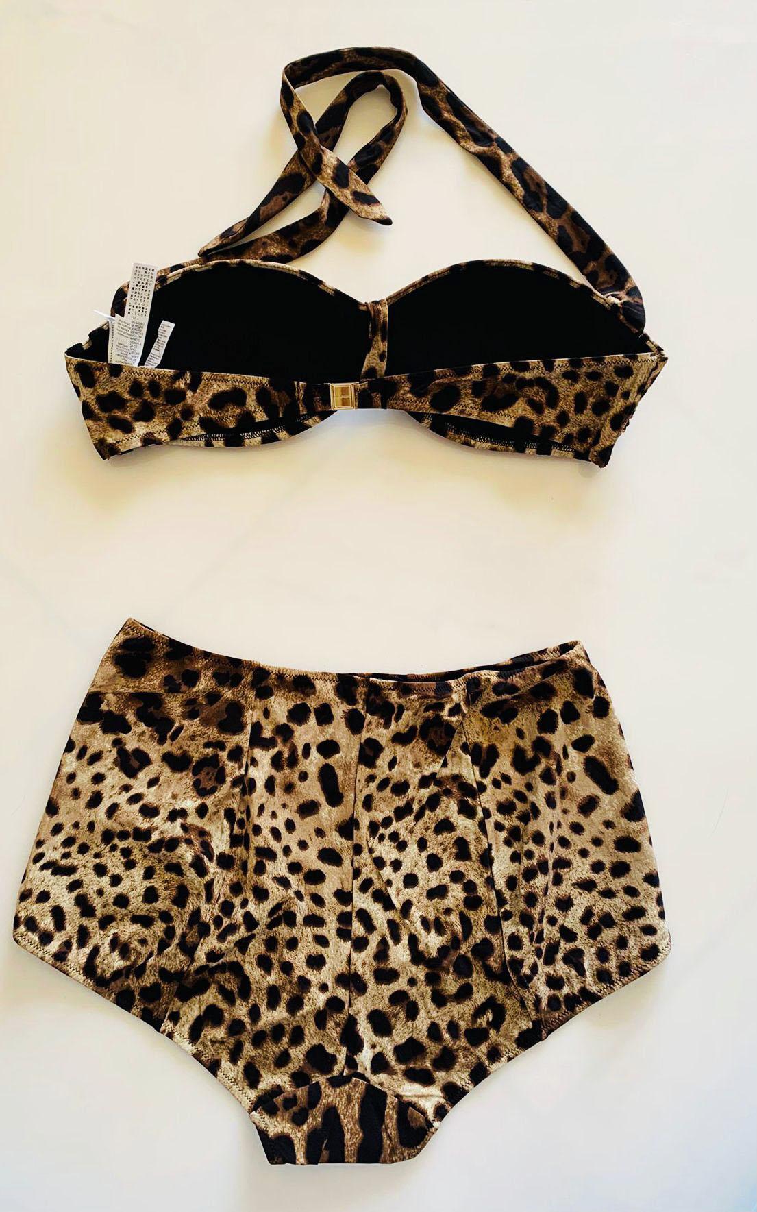 Dolce & Gabbana romantic retro bandeau bikini top offers a sophisticated look thanks to the LEOPARD print and is made of the precious “sensitive fabric”. The shaped cups guarantee structure and support. 
The bikini bottom with a high waistline has
