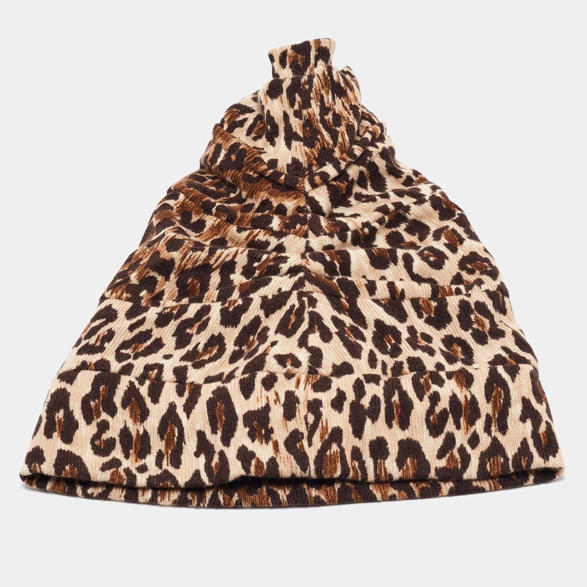 Realizzato da Dolce & Gabbana, questo raffinato berretto vanta una lussuosa miscela di cashmere marrone con un accattivante motivo leopardato. Il suo design a strati aggiunge profondità e consistenza, mentre il morbido tessuto garantisce calore e
