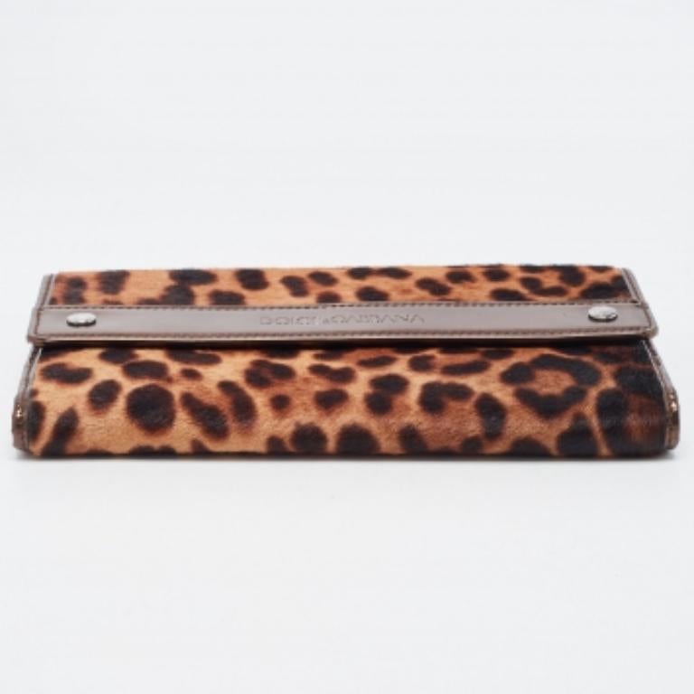 Cartera continental Dolce & Gabbana de piel de becerro con estampado de leopardo y charol marrón en venta 5