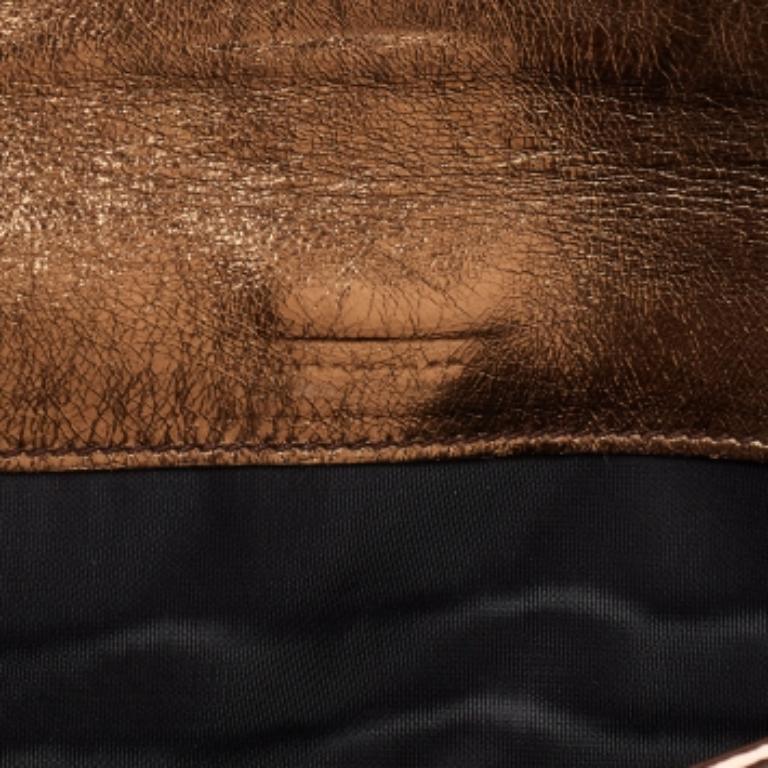 Esta cartera de diseño es un equilibrio inmaculado de sofisticación y utilidad racional. Se ha diseñado utilizando materiales de primera calidad y se ha realzado con un acabado elegante. La creación está equipada con un amplio espacio para sus